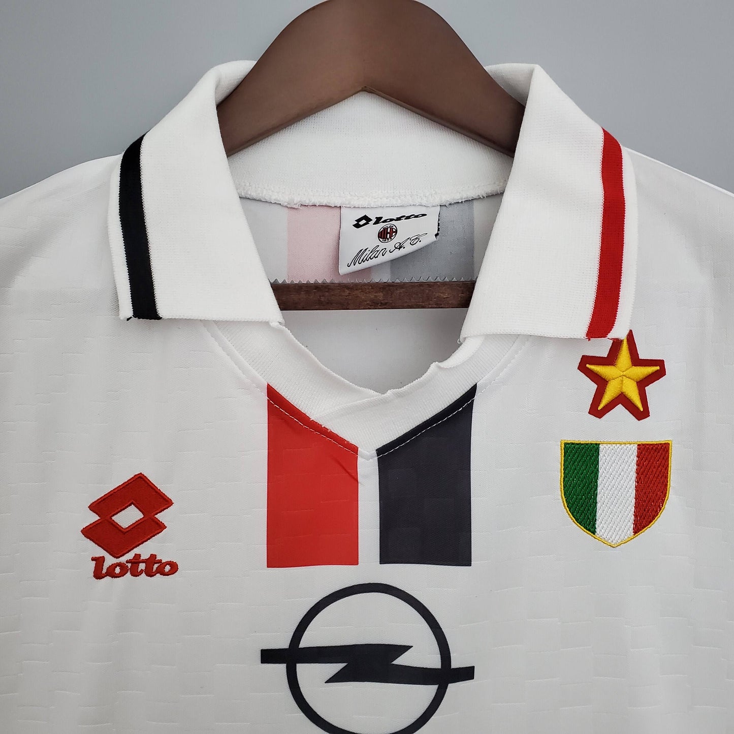 AC Milan “OPEL” 1994–95 — Camiseta away Lotto blanca (banda central rossonera)