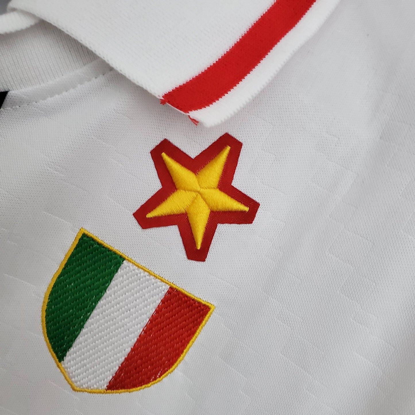 AC Milan “OPEL” 1994–95 — Camiseta away Lotto blanca (banda central rossonera)