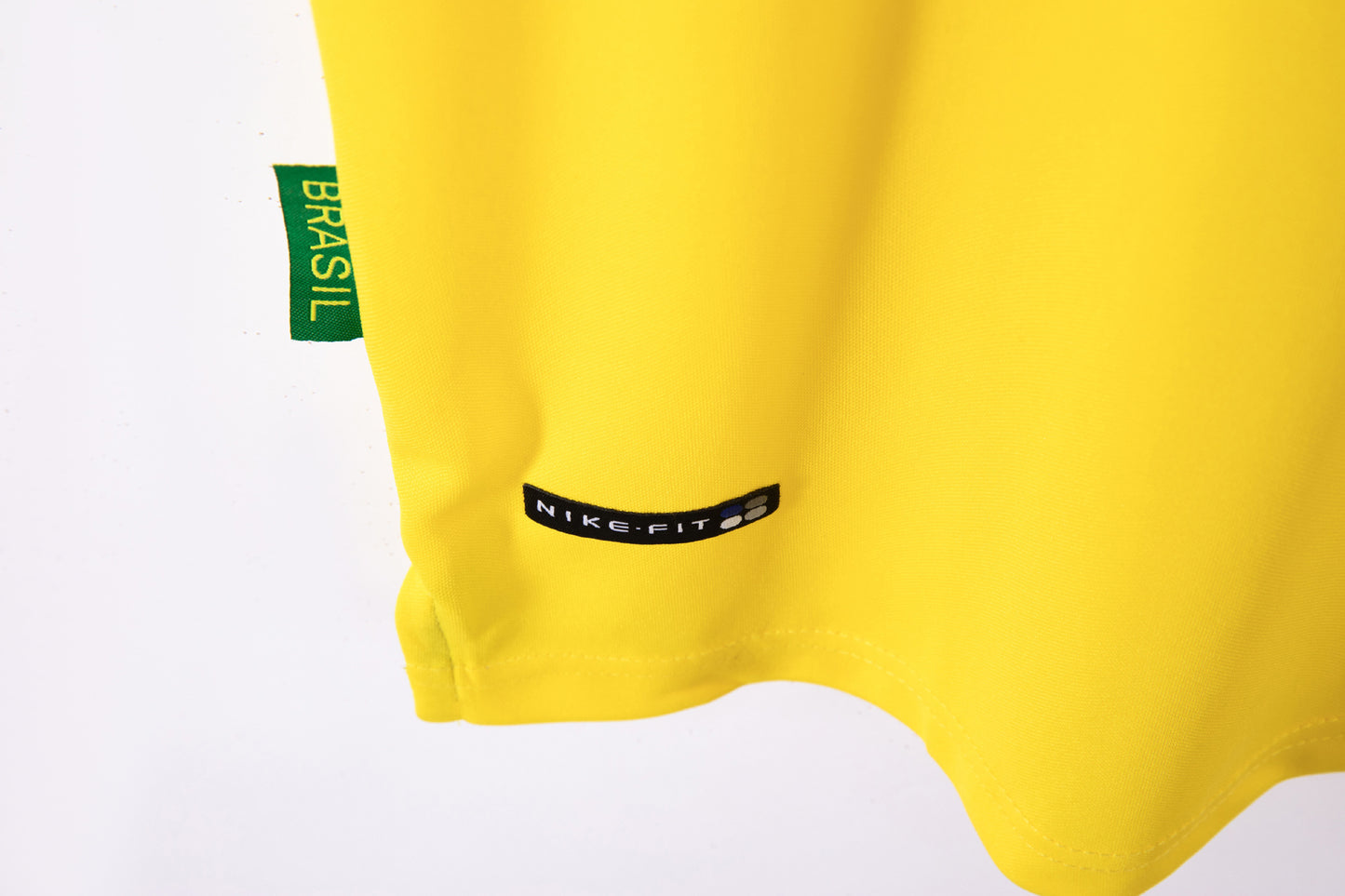 Camiseta Brasil Nike Local 2002–2004 – Amarilla con cuello polo verde (5 estrellas) – NikeFIT