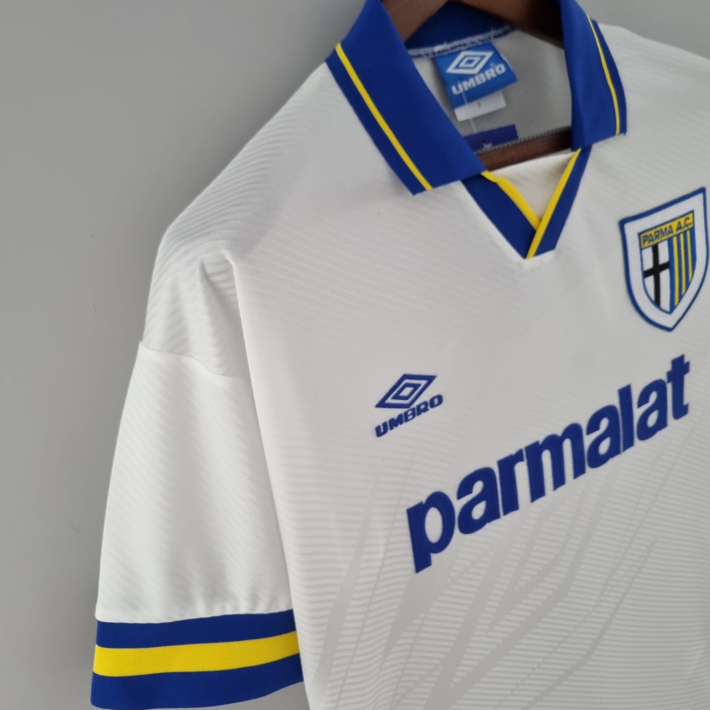 Parma A.C. “Parmalat” 1992–94 — Camiseta away Umbro blanca (cuello azul/amarillo)
