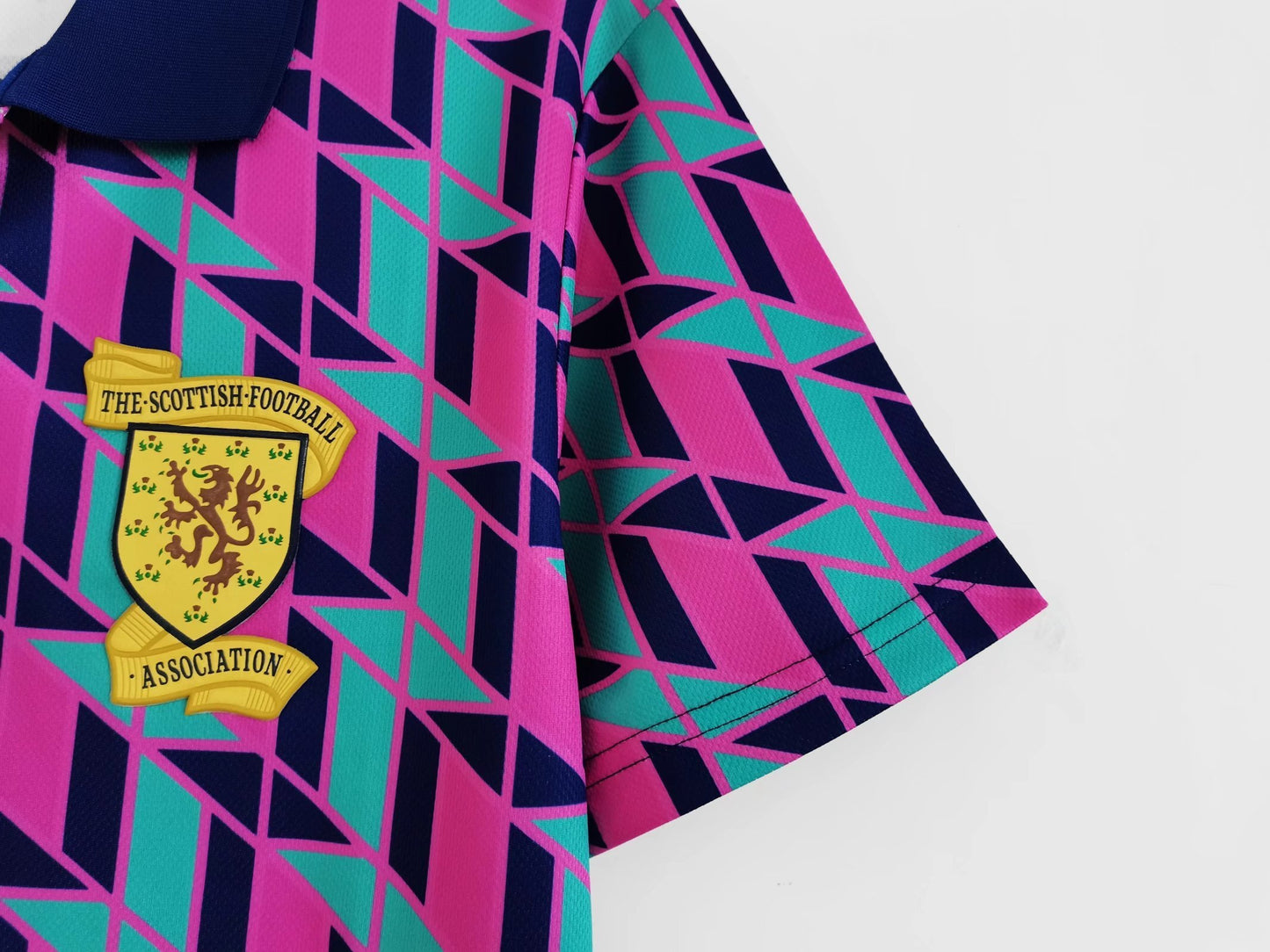 Escocia Umbro — Third 1991-93 | patrón geométrico morado/verde y cuello polo marino
