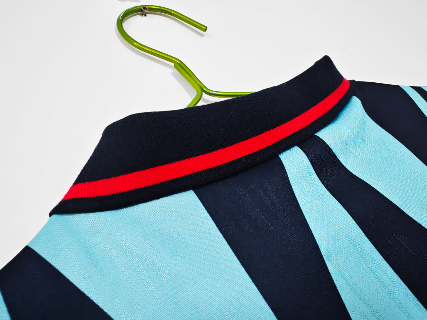 Camiseta Inglaterra Score Draw Retro – Third 1990–1992 “Ice Blue” | Celeste/Marino con cuello polo