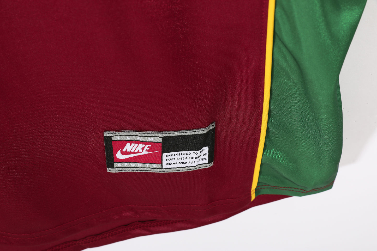 Camiseta Portugal Nike Local 2002–2004 (Mundial 2002) – Granate con cuello verde