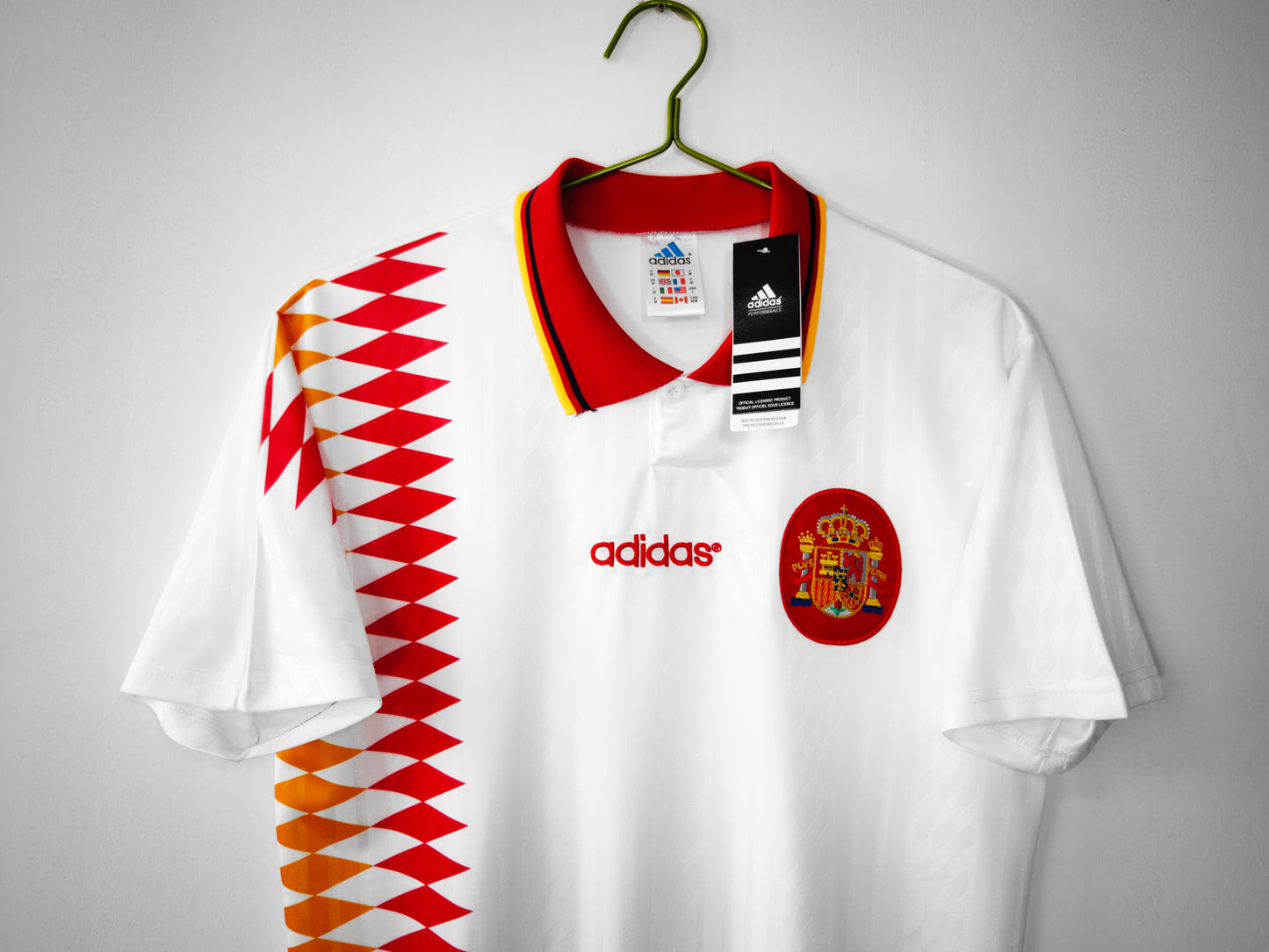 Camiseta España adidas Visitante 1992–1994 – Blanca con franja de triángulos roja/amarilla