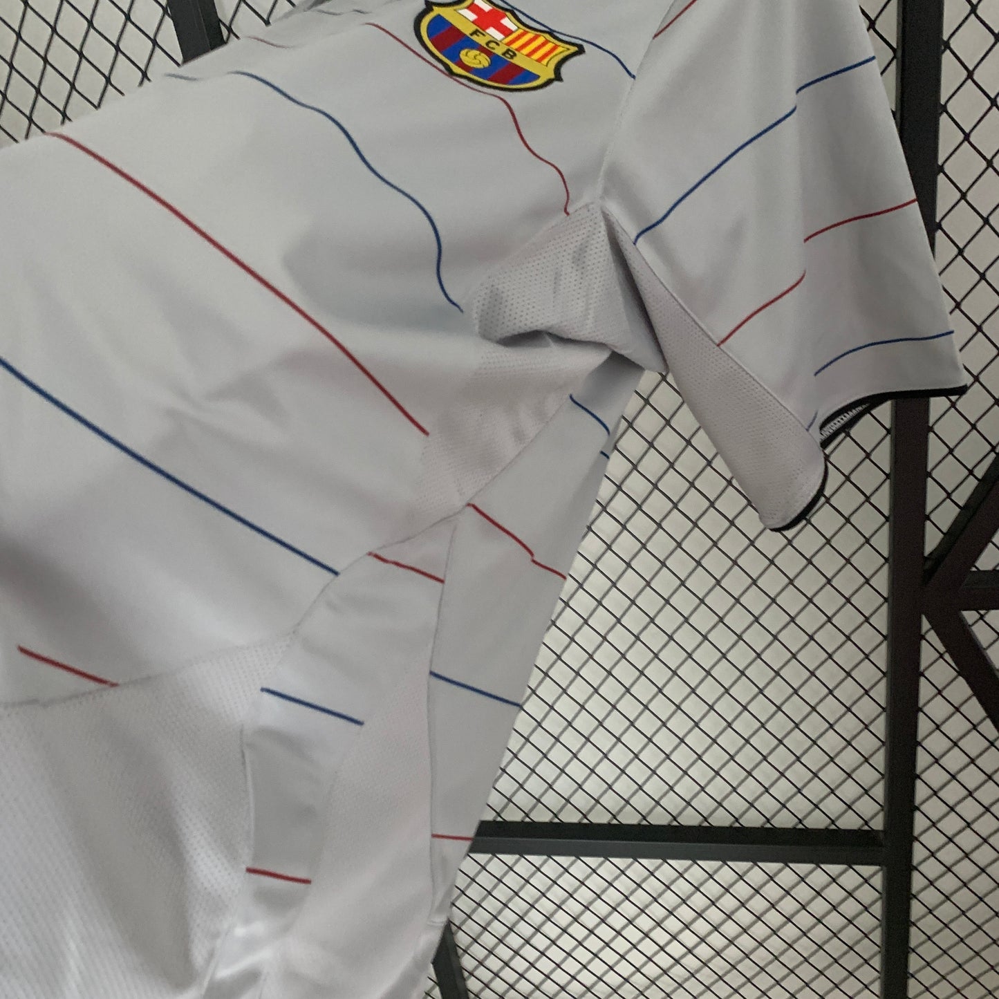 FC Barcelona 2003–04 — Camiseta away Nike gris con líneas blaugranas