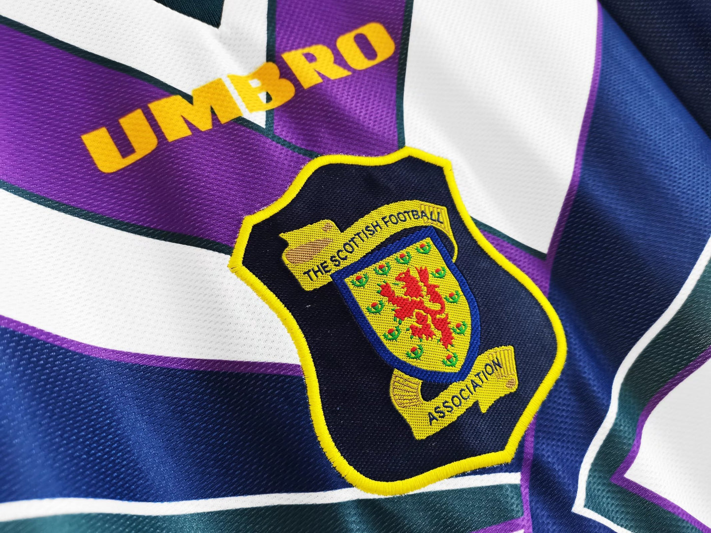 Escocia Umbro — Away blanca 1994-96 | relámpago morado “Saltire” y cuello polo