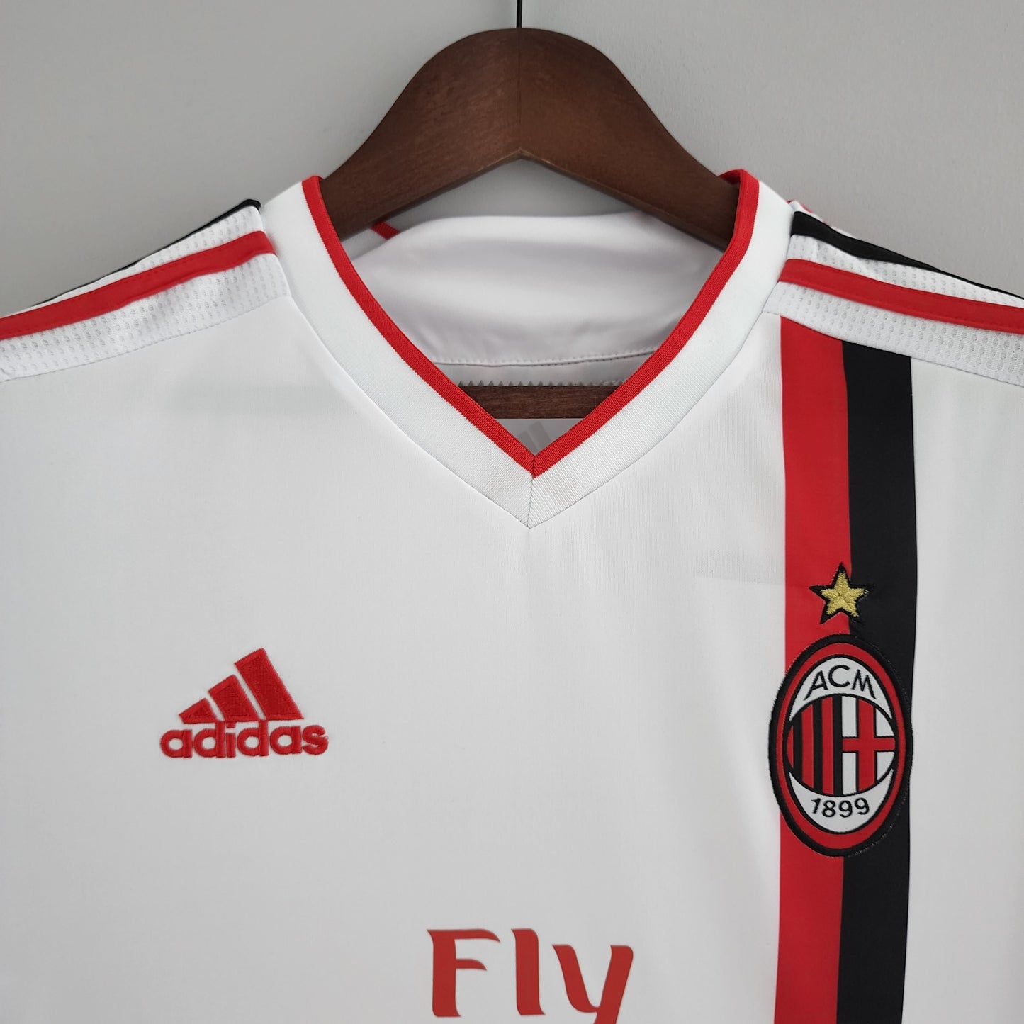 AC Milan 2013–14 Away “Fly Emirates” — Adidas blanca con franja vertical