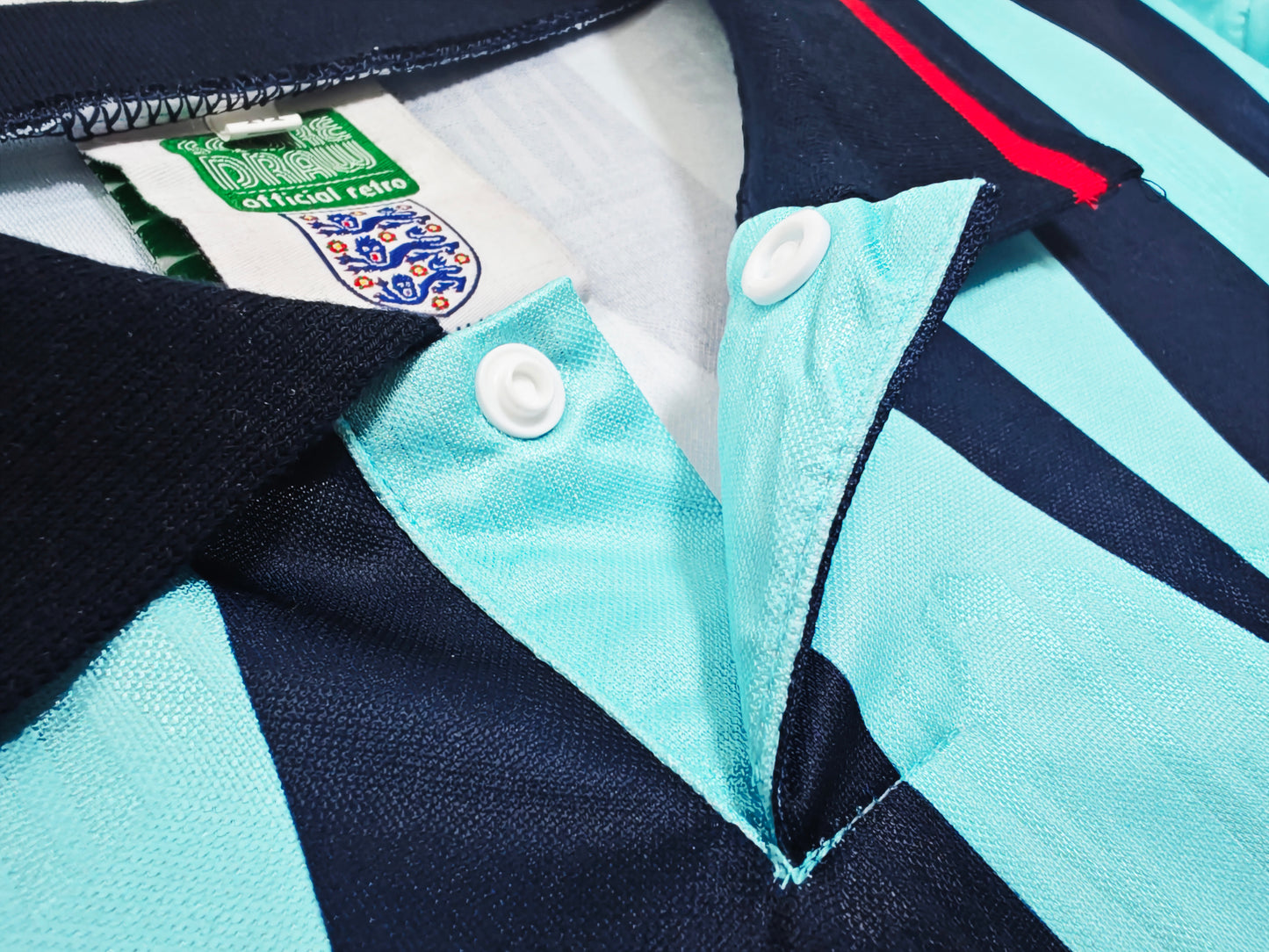 Camiseta Inglaterra Score Draw Retro – Third 1990–1992 “Ice Blue” | Celeste/Marino con cuello polo