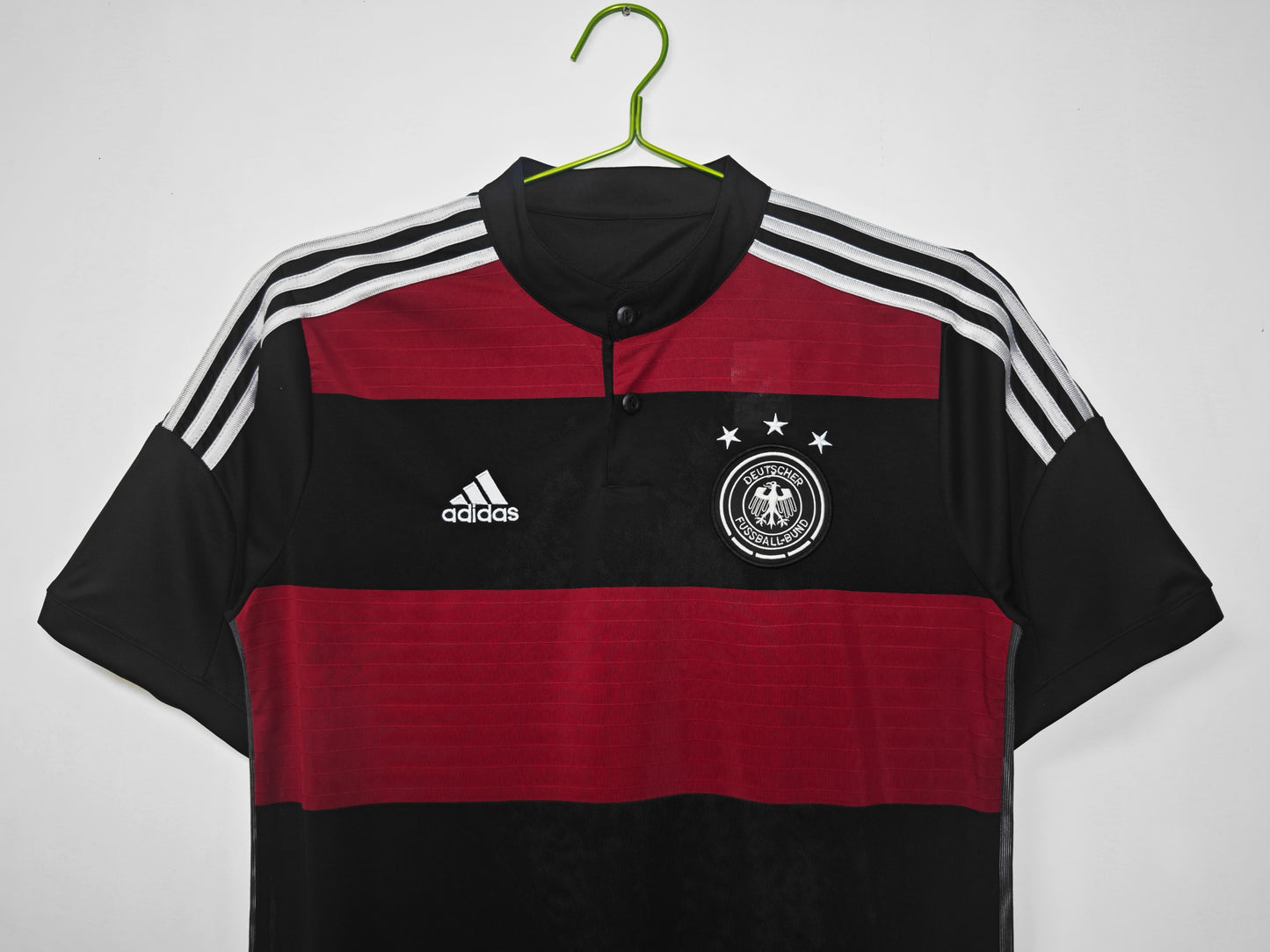 Camiseta Alemania adidas Away 2014/15 (Brasil 2014) – Negra con franjas rojas, cuello henley – Climacool