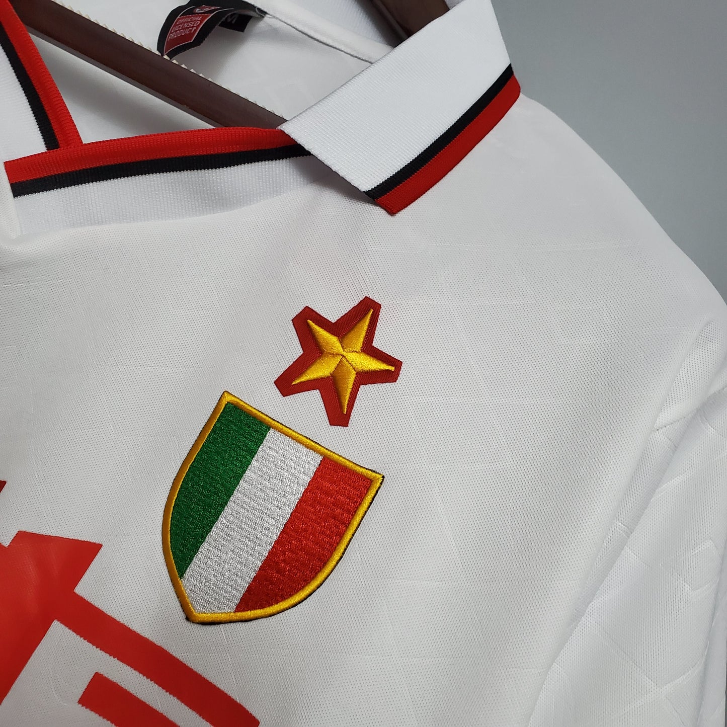AC Milan “Motta” 1993–94 — Camiseta away Lotto blanca (banda roja)