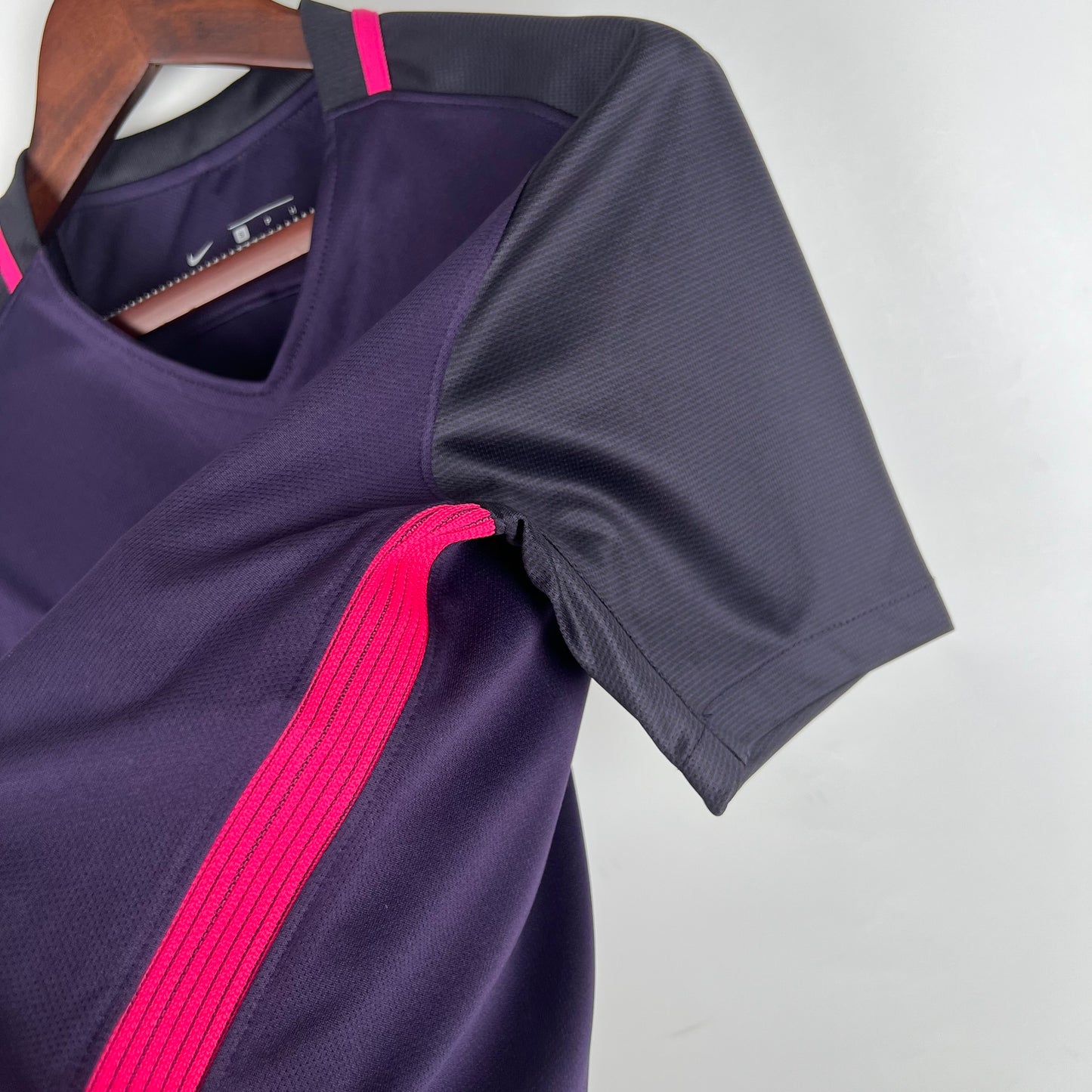 FC Barcelona “Qatar Airways” 2016–17 — Camiseta away Nike morada/negra (detalles fucsia)