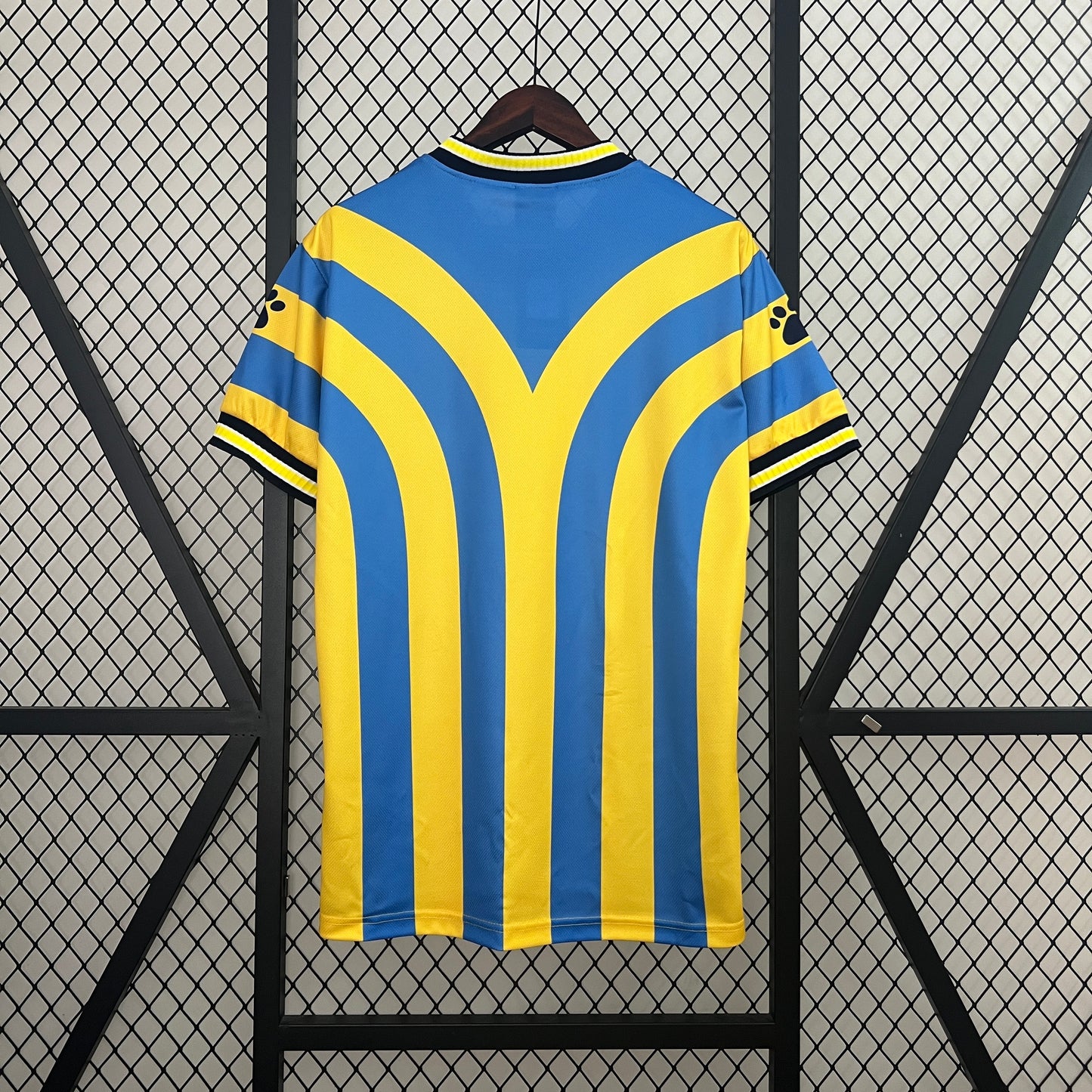 Málaga CF “MÁLAGA” 1995–97 — Camiseta home Kelme azul/amarilla (chevrón)