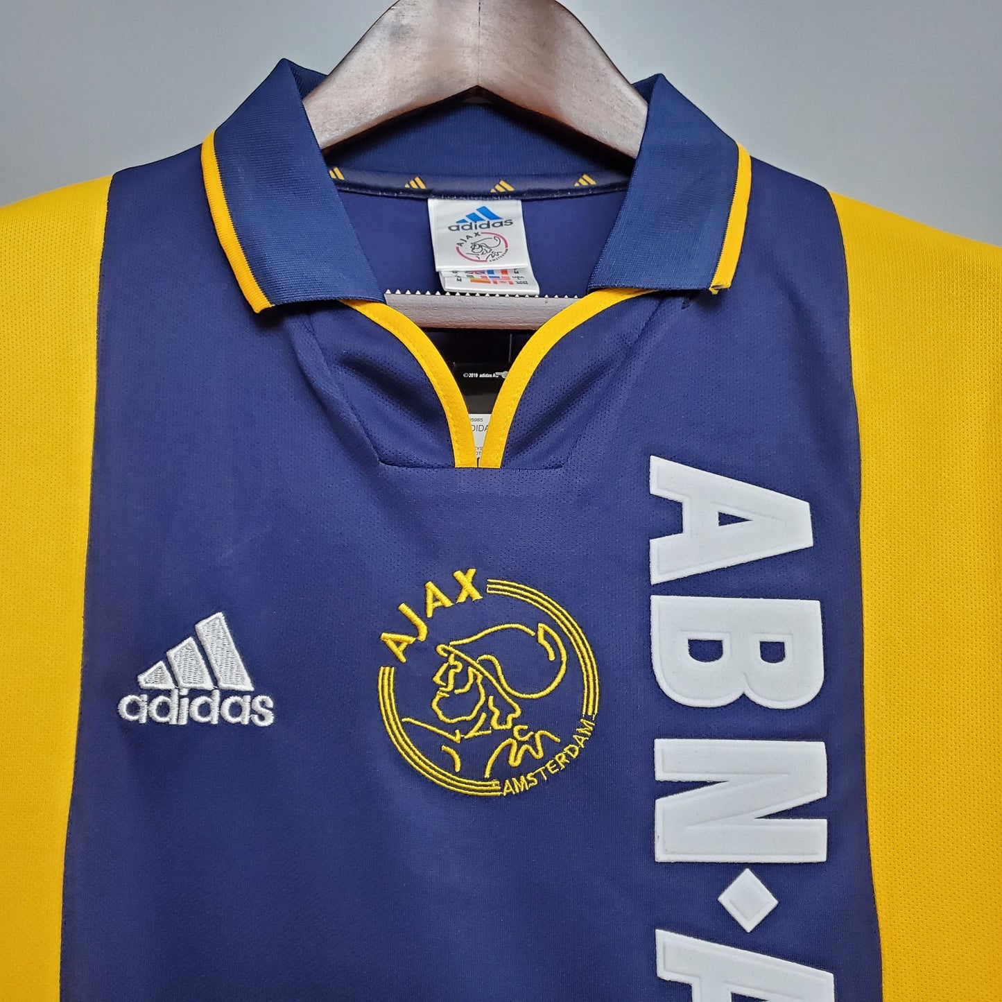 Ajax “ABN-AMRO” 2000–01 — Camiseta away Adidas amarilla/azul (cuello polo)