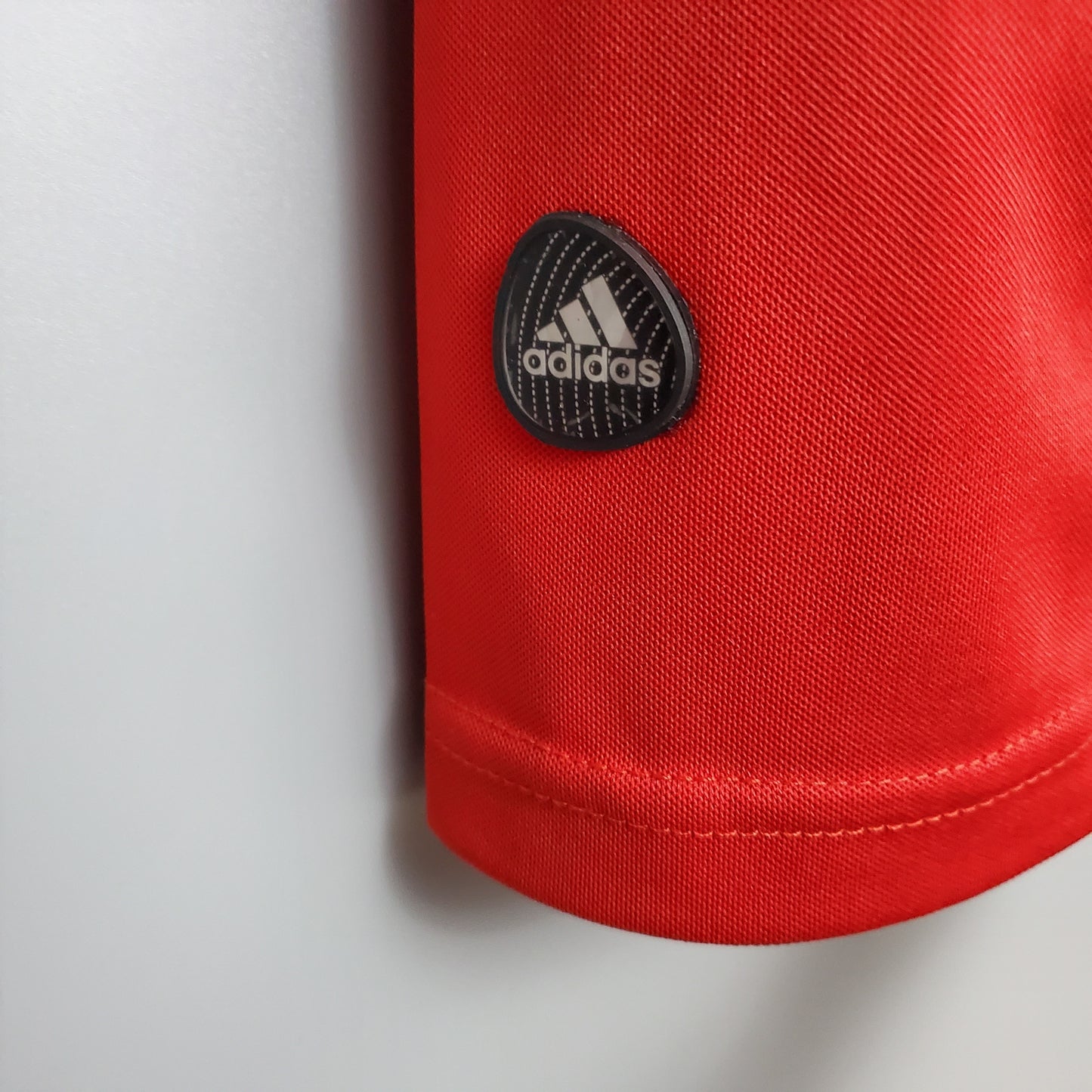 AC Milan “Fly Emirates” 2012–13 — Camiseta home Adidas rossonera (cuello blanco)