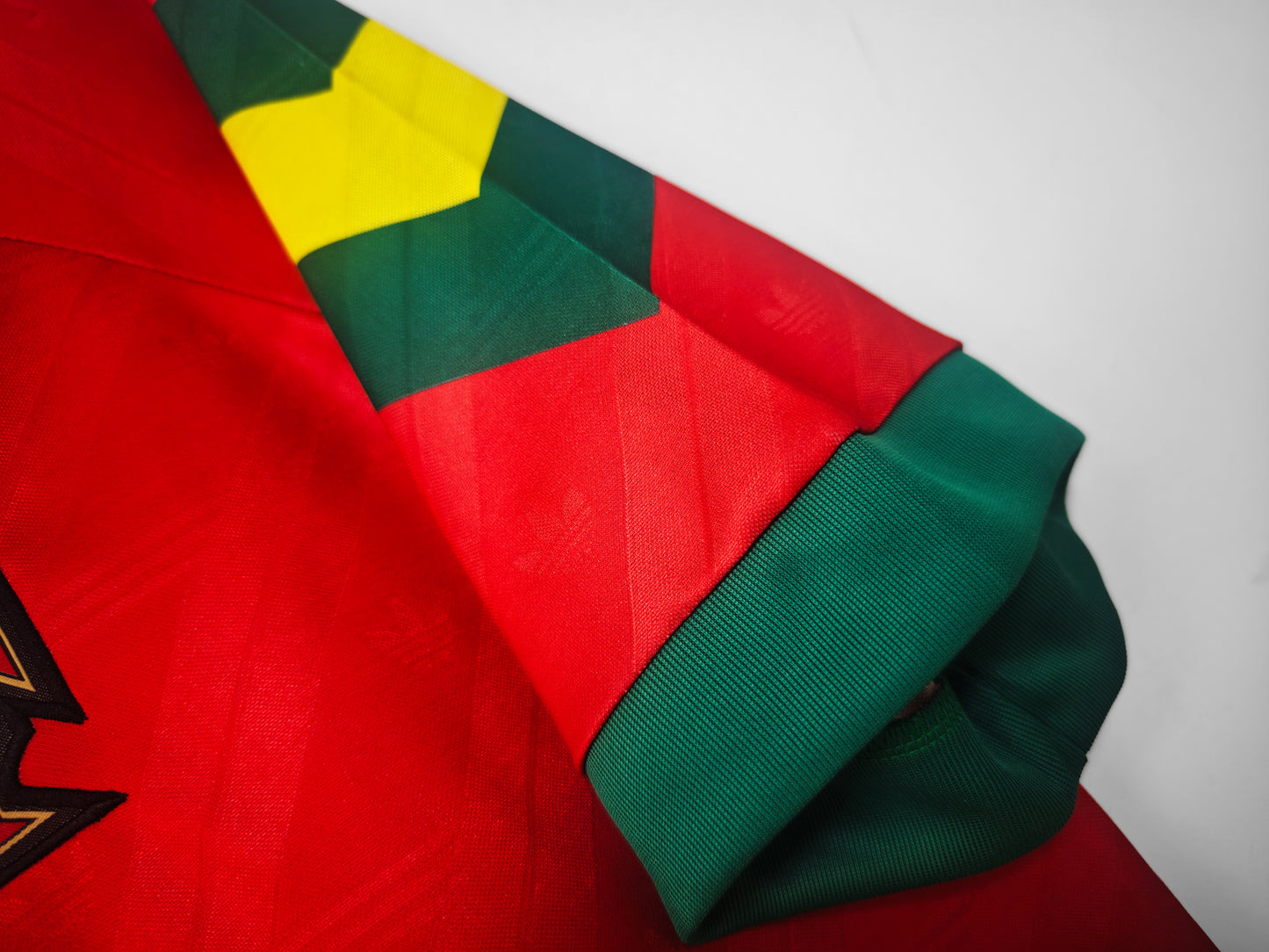 Camiseta Portugal Adidas Home 1992–94 – Roja con franjas tricolor en mangas (era Rui Costa/Figo)