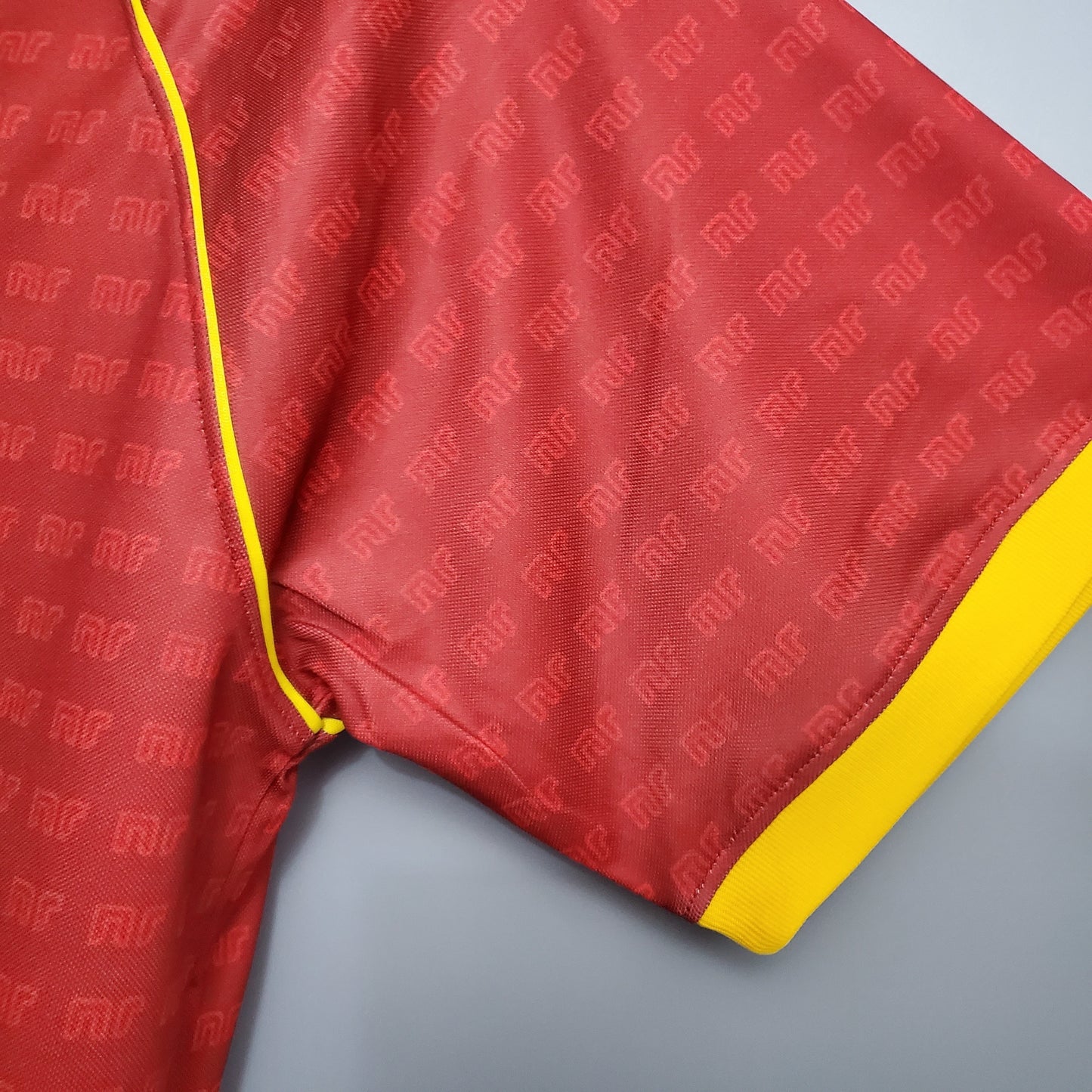 AS Roma “Barilla” 1987–89 — Camiseta home NR (Ennerre) granate (cuello amarillo)