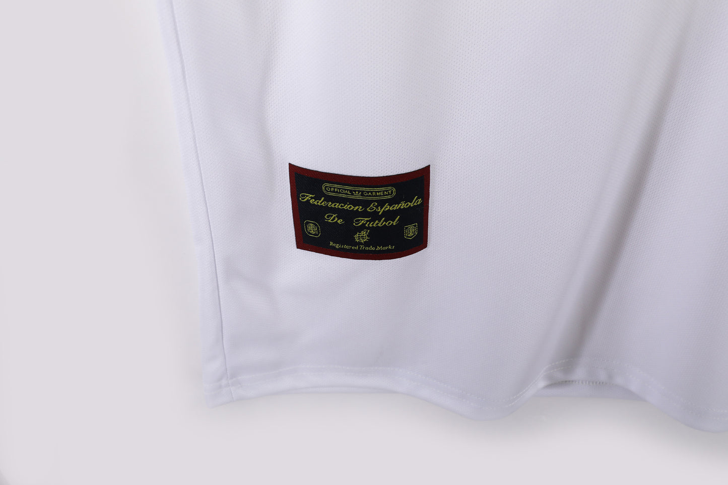 España 1994–96 Away (Blanca con arcos rojo/amarillo) – adidas Equipment