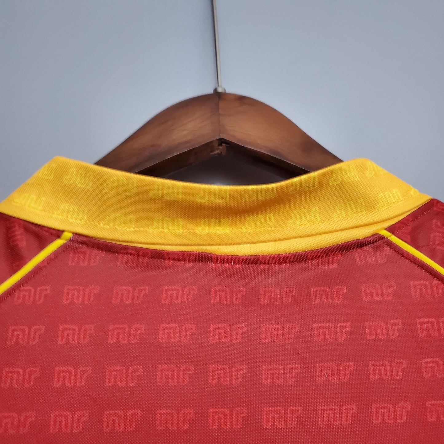 AS Roma “Barilla” 1987–89 — Camiseta home NR (Ennerre) granate (cuello amarillo)