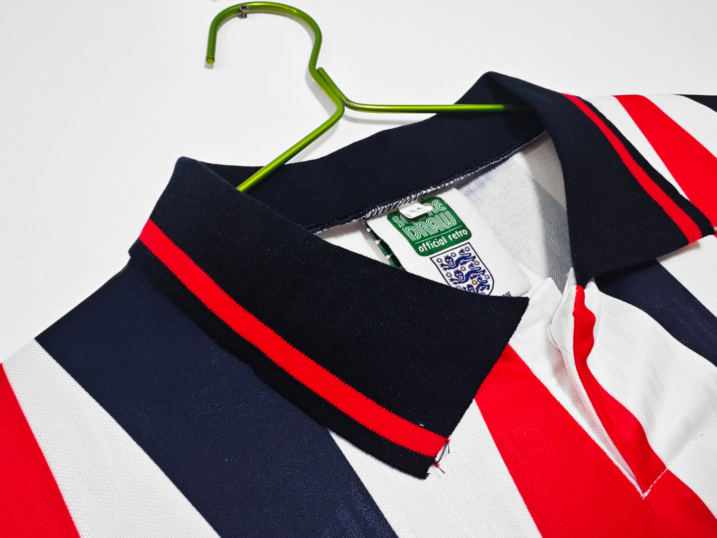 Camiseta Inglaterra Score Draw Retro – Home 1990–1992 | Blanca con picos rojo/marino y cuello polo