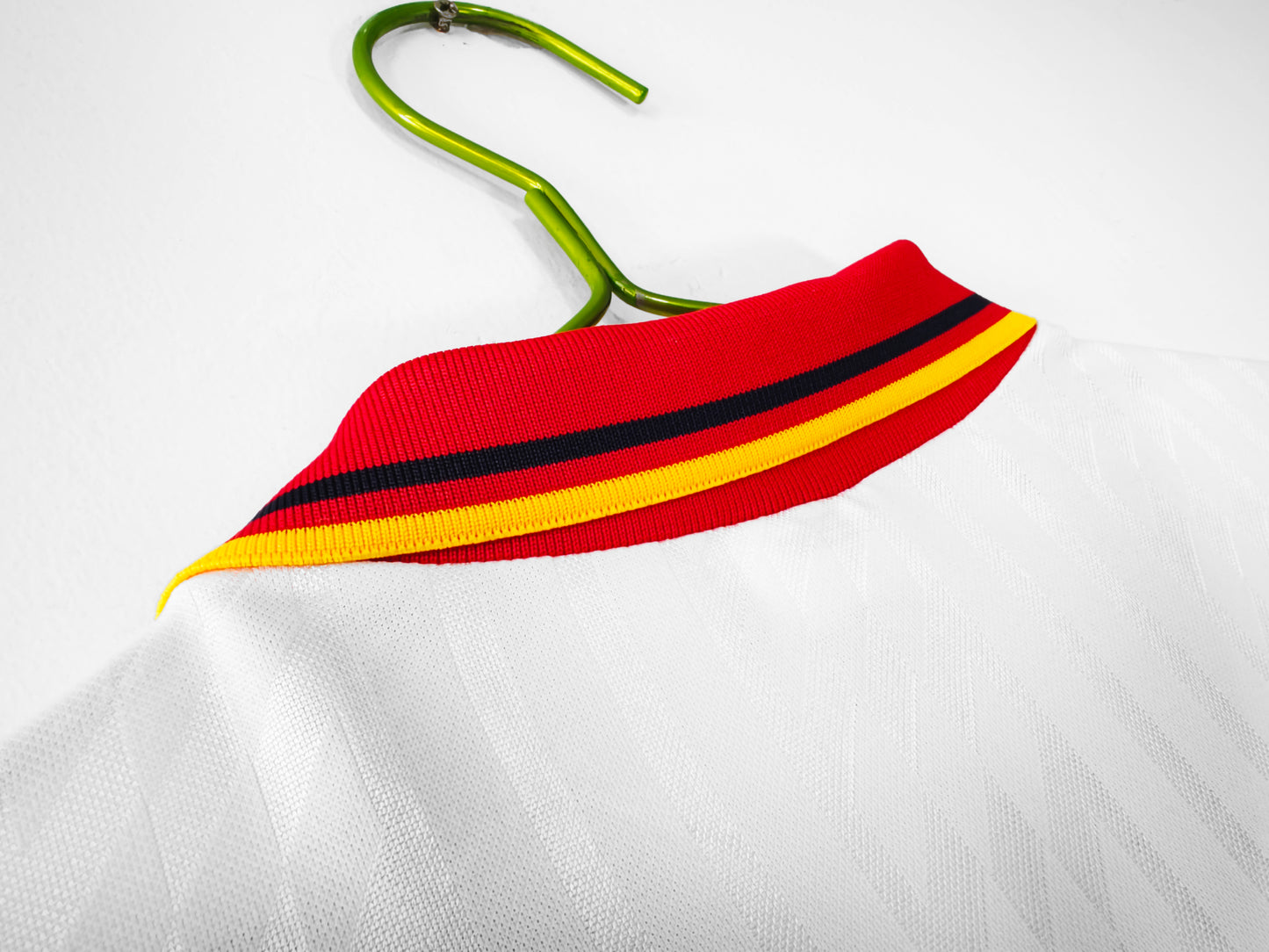 Camiseta España adidas Visitante 1992–1994 – Blanca con franja de triángulos roja/amarilla