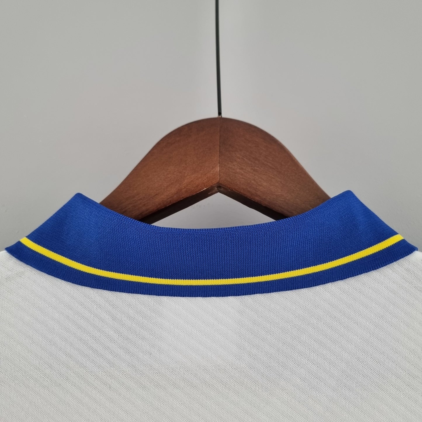 Parma A.C. “Parmalat” 1992–94 — Camiseta away Umbro blanca (cuello azul/amarillo)