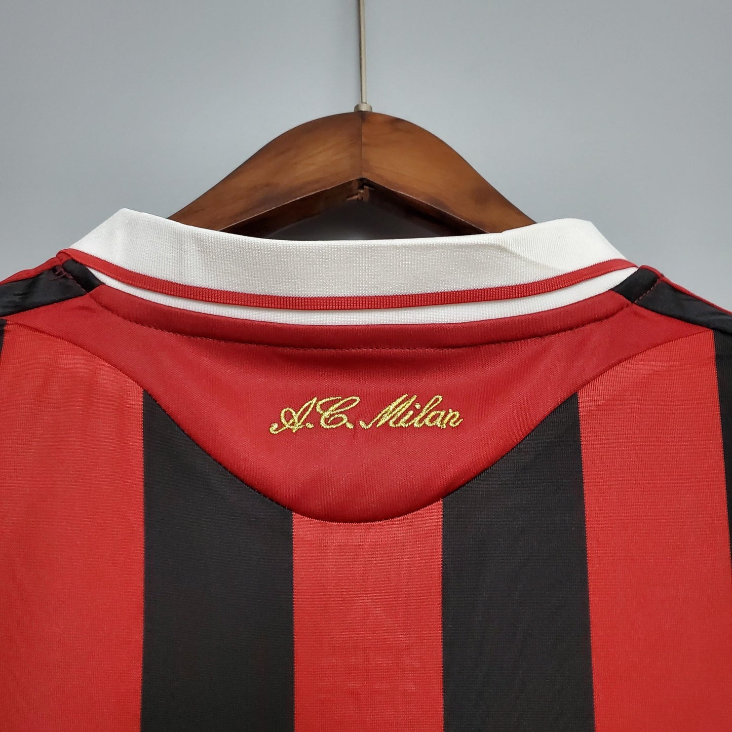 AC Milan “bwin” 2008–09 — Camiseta home Adidas rossonera (cuello blanco)