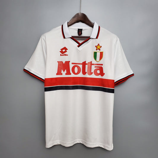 AC Milan “Motta” 1993–94 — Camiseta away Lotto blanca (banda roja)