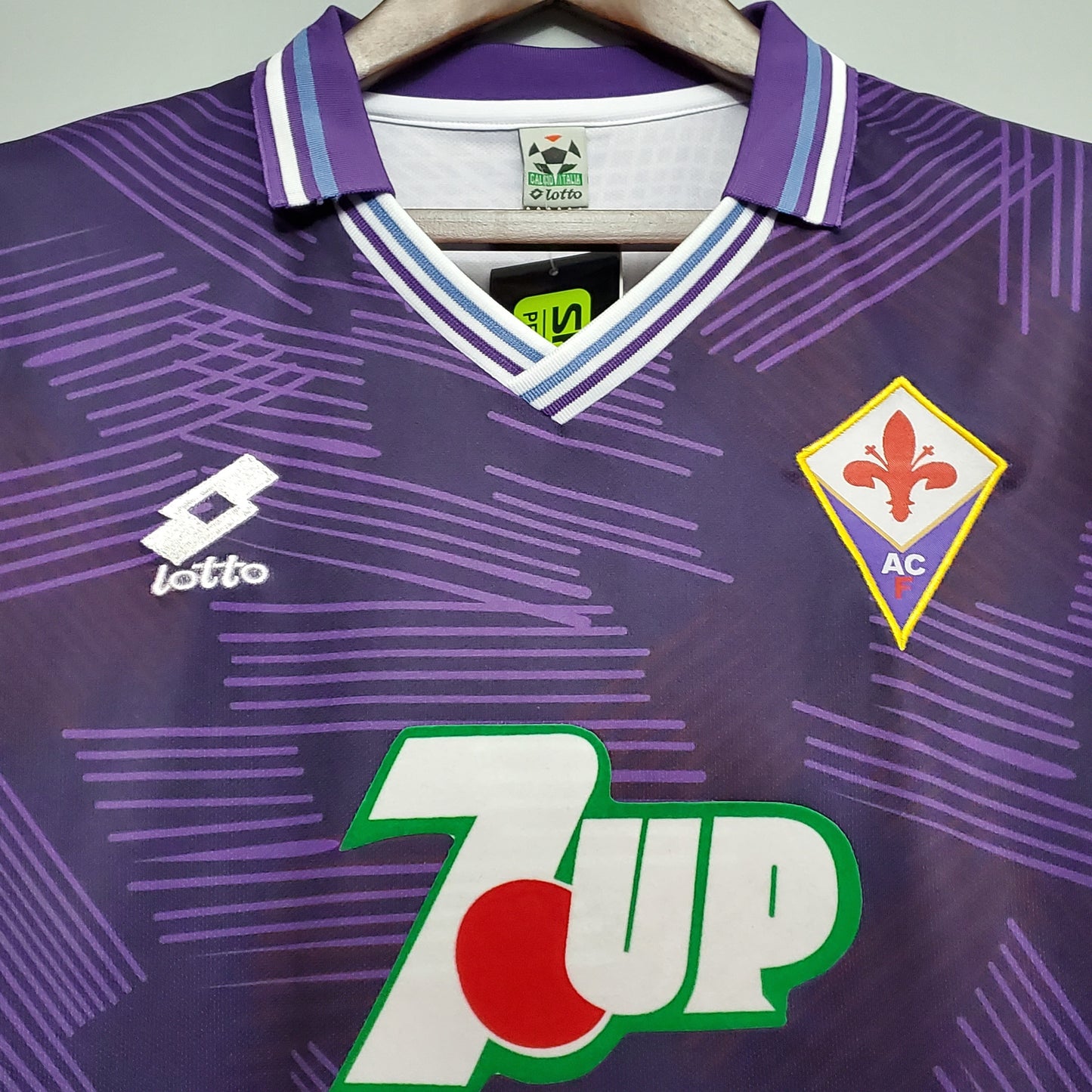 Fiorentina “7UP” 1992–93 — Camiseta home Lotto violeta (gráfico noventero)