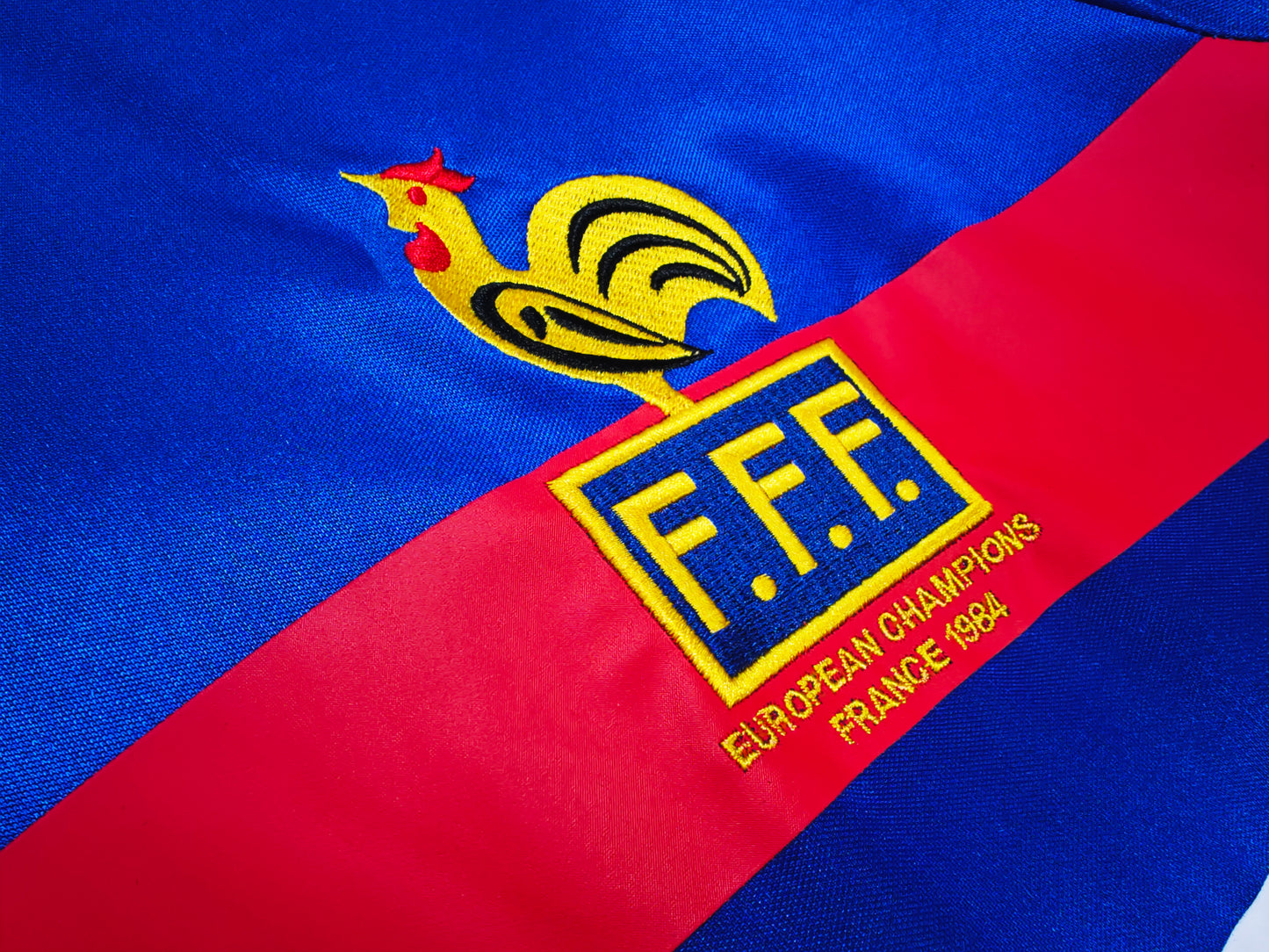 Camiseta Francia adidas Local 1982/83 (España ’82) – Azul con banda roja y líneas blancas (Trefoil)