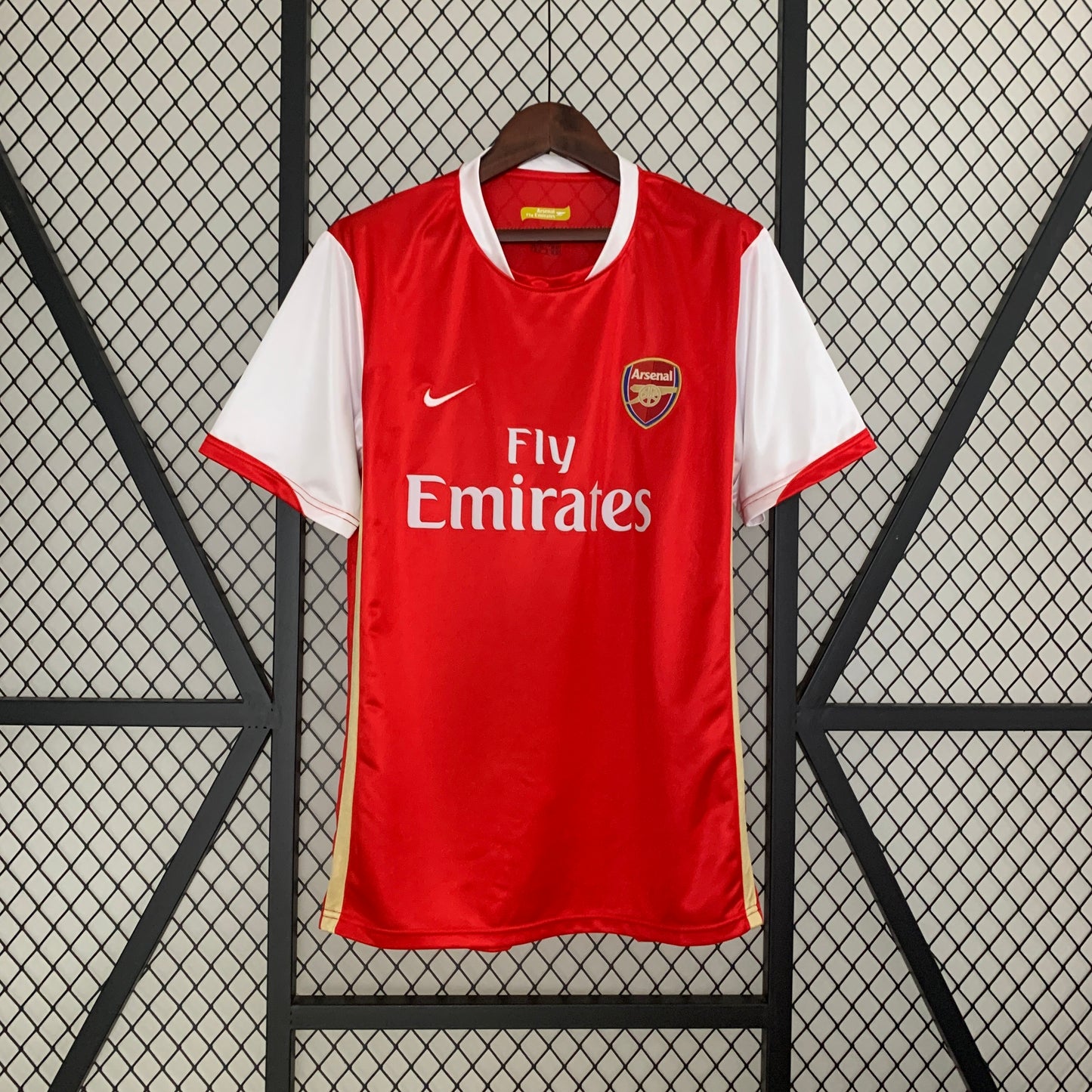 Arsenal “Fly Emirates” 2006–08 — Camiseta home Nike roja (mangas blancas)