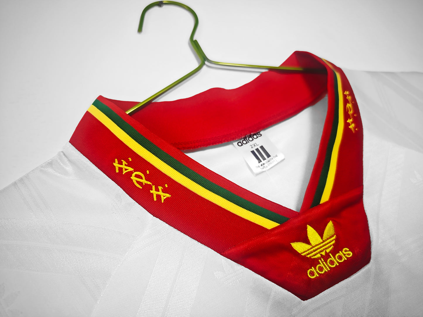 Camiseta Portugal Adidas Away 1992–94 – Blanca con franjas tricolor en mangas (era Rui Costa/Figo)