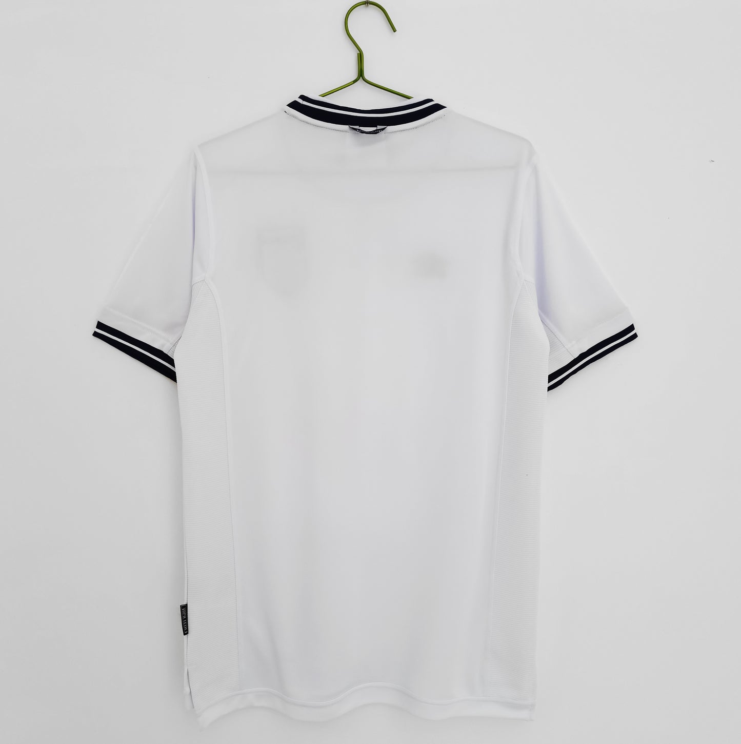 Inglaterra Umbro — Home blanca 2010-12 | “Tailored by Umbro”, minimalismo clásico