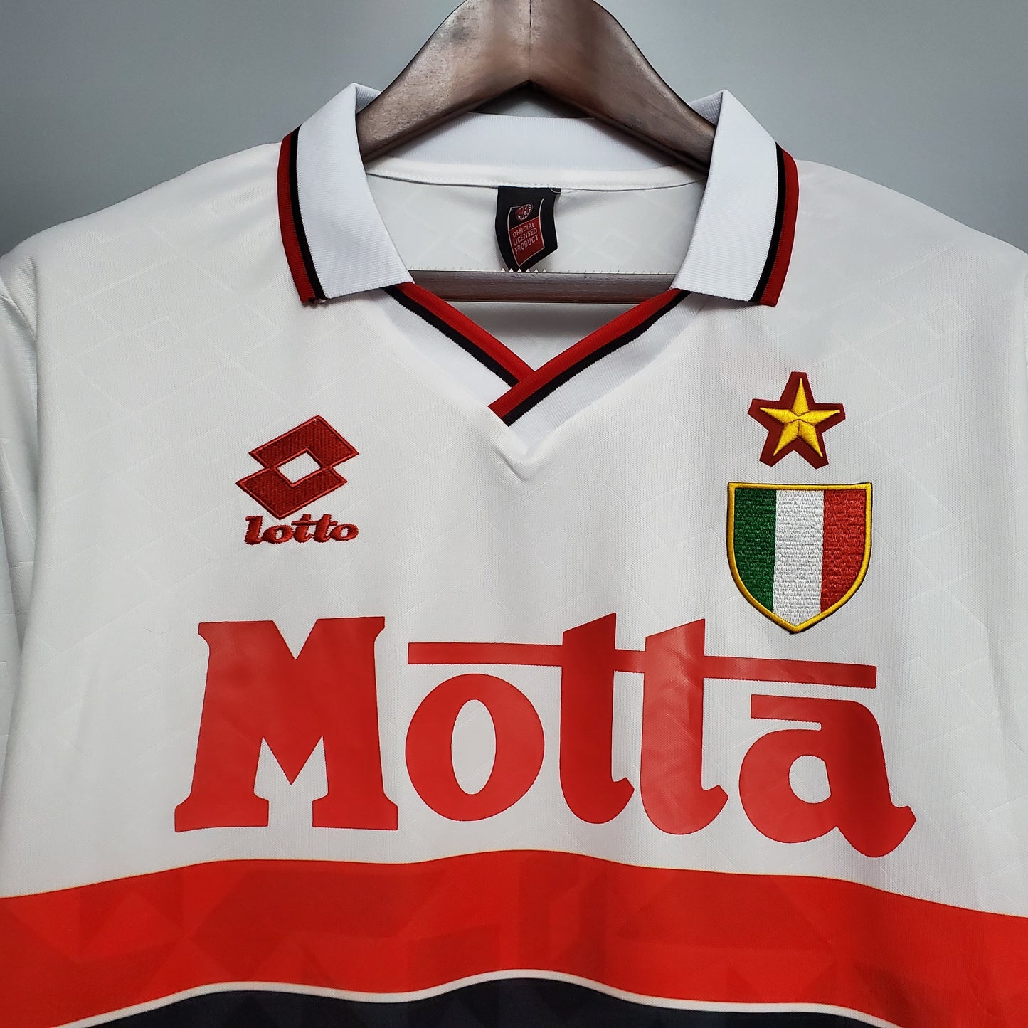 AC Milan “Motta” 1993–94 — Camiseta away Lotto blanca (banda roja)