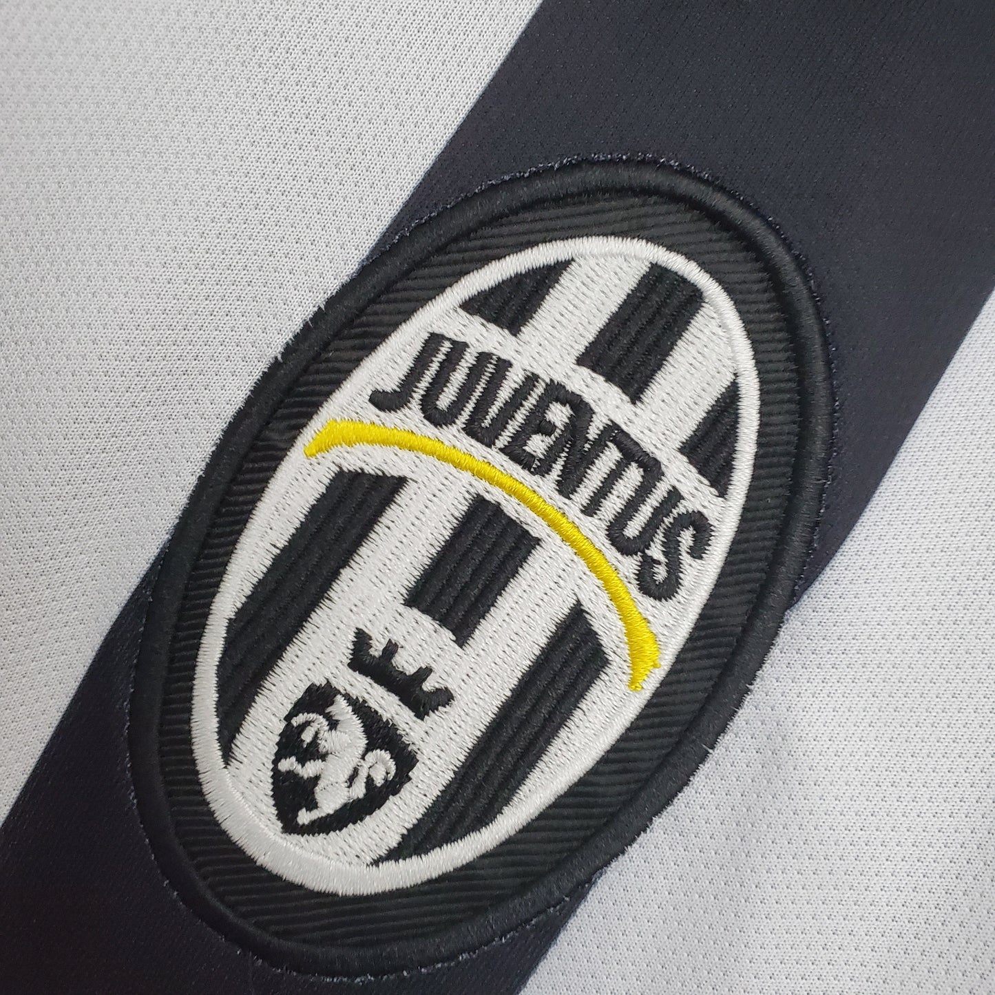 Juventus “Jeep” 2013–14 — Camiseta home Nike a rayas blancas y negras (Scudetto)