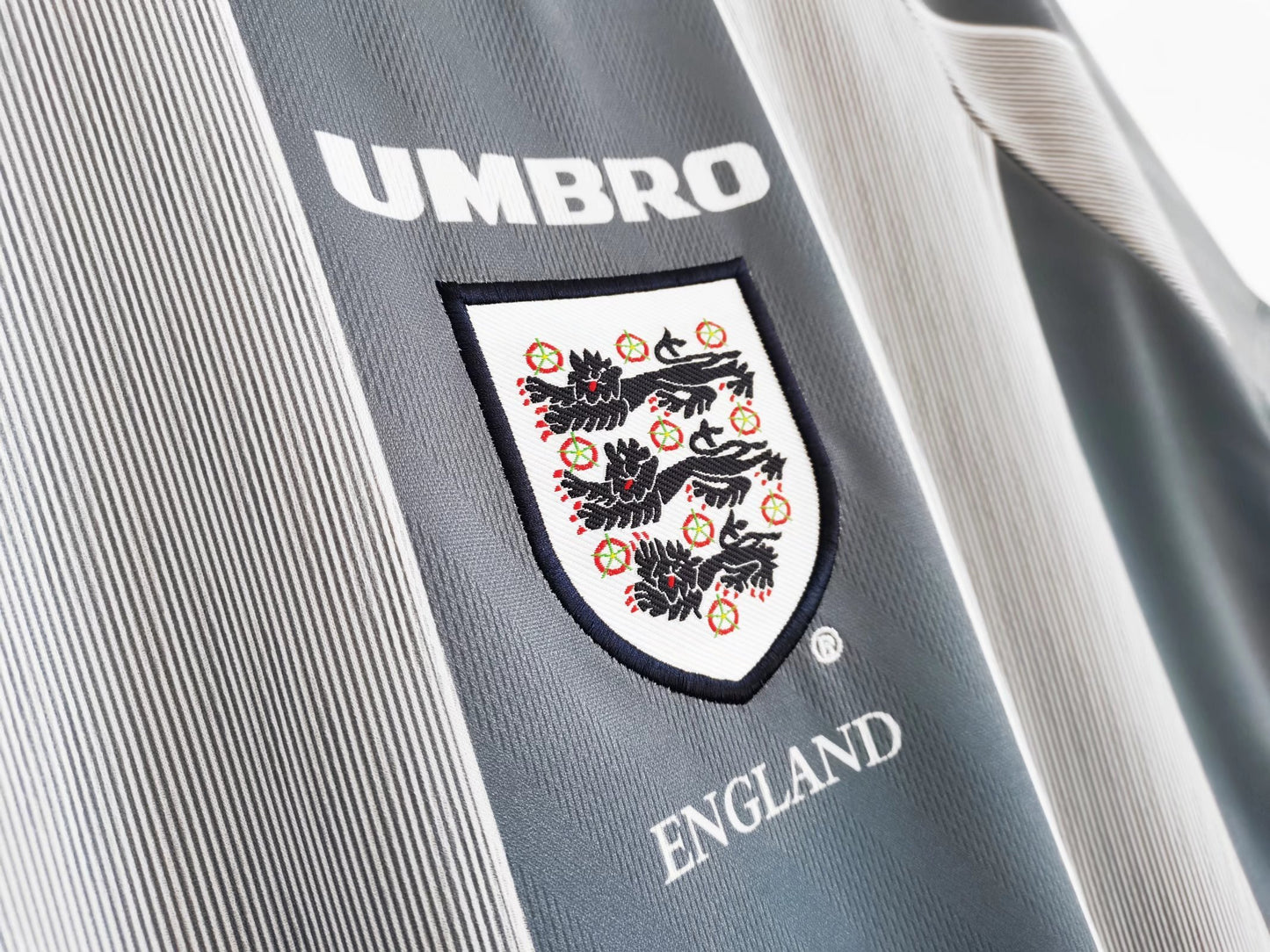 Camiseta Inglaterra 1999–00 Training Gris/Azul – Umbro (Era Euro 2000, Beckham & Owen)