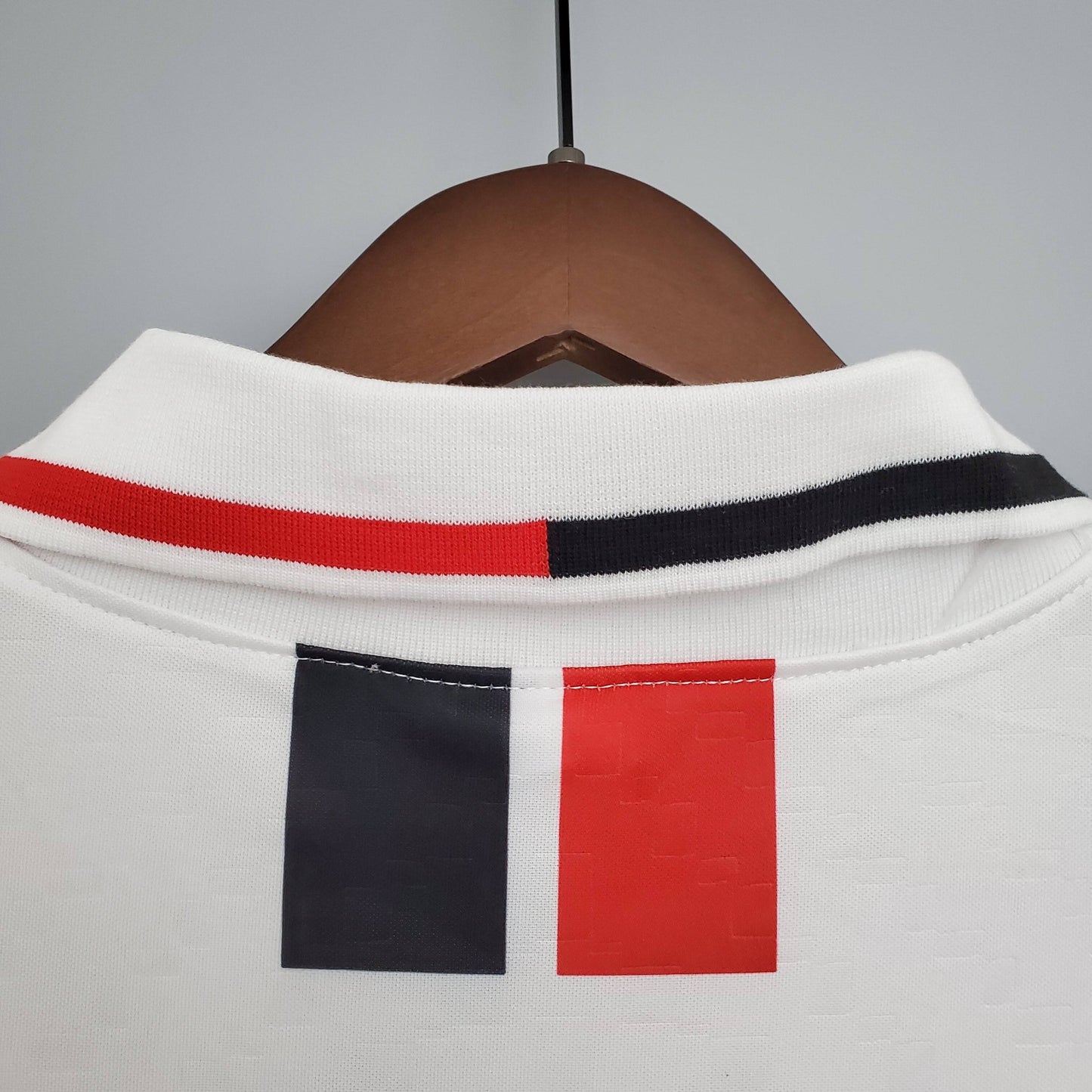 AC Milan “OPEL” 1994–95 — Camiseta away Lotto blanca (banda central rossonera)