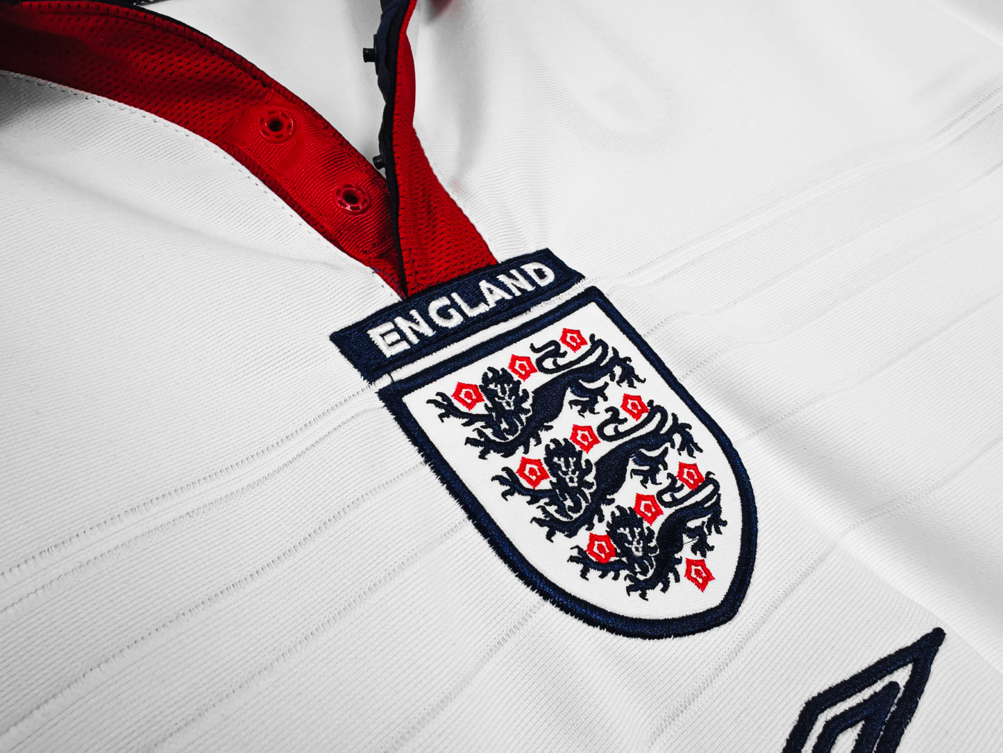 Camiseta Inglaterra Umbro Local 2001–2003 – Blanca con paneles rojos (Mundial 2002)