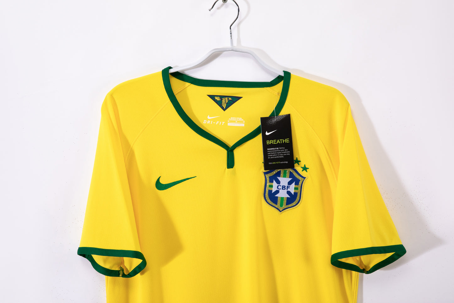Camiseta Brasil Nike Local 2012/13 – Amarilla con cuello “notch” verde (Dri-FIT)