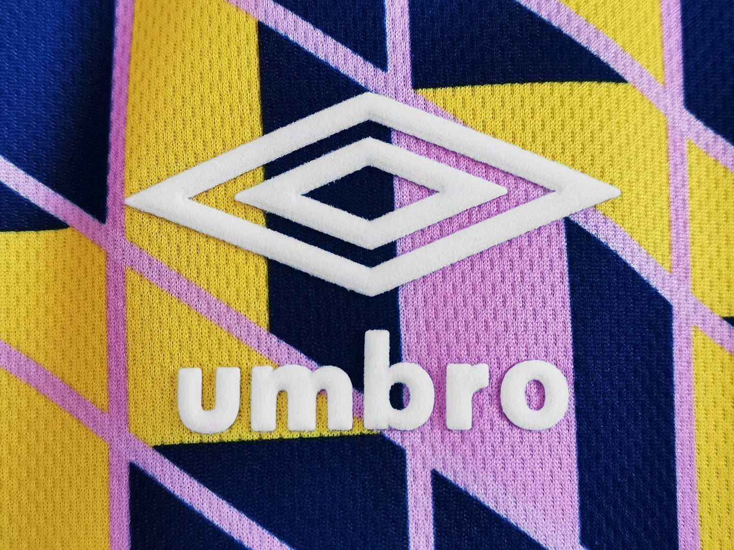 Escocia Umbro — Third 1991-93 | patrón geométrico amarillo/rosa y cuello polo marino