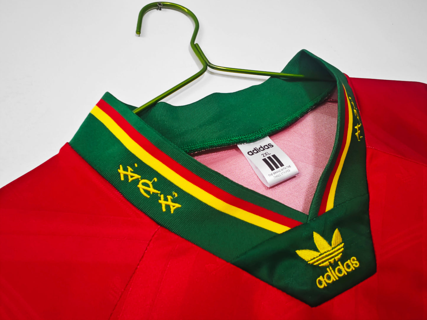 Camiseta Portugal Adidas Home 1992–94 – Roja con franjas tricolor en mangas (era Rui Costa/Figo)