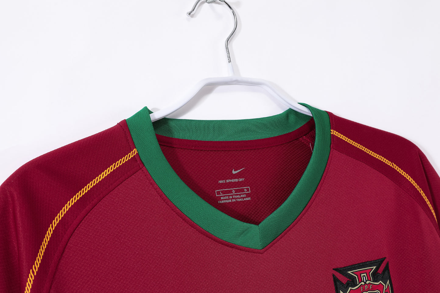 Camiseta Portugal Nike Local 2006–2008 – Granate con cuello en “V” verde (Dri-FIT)