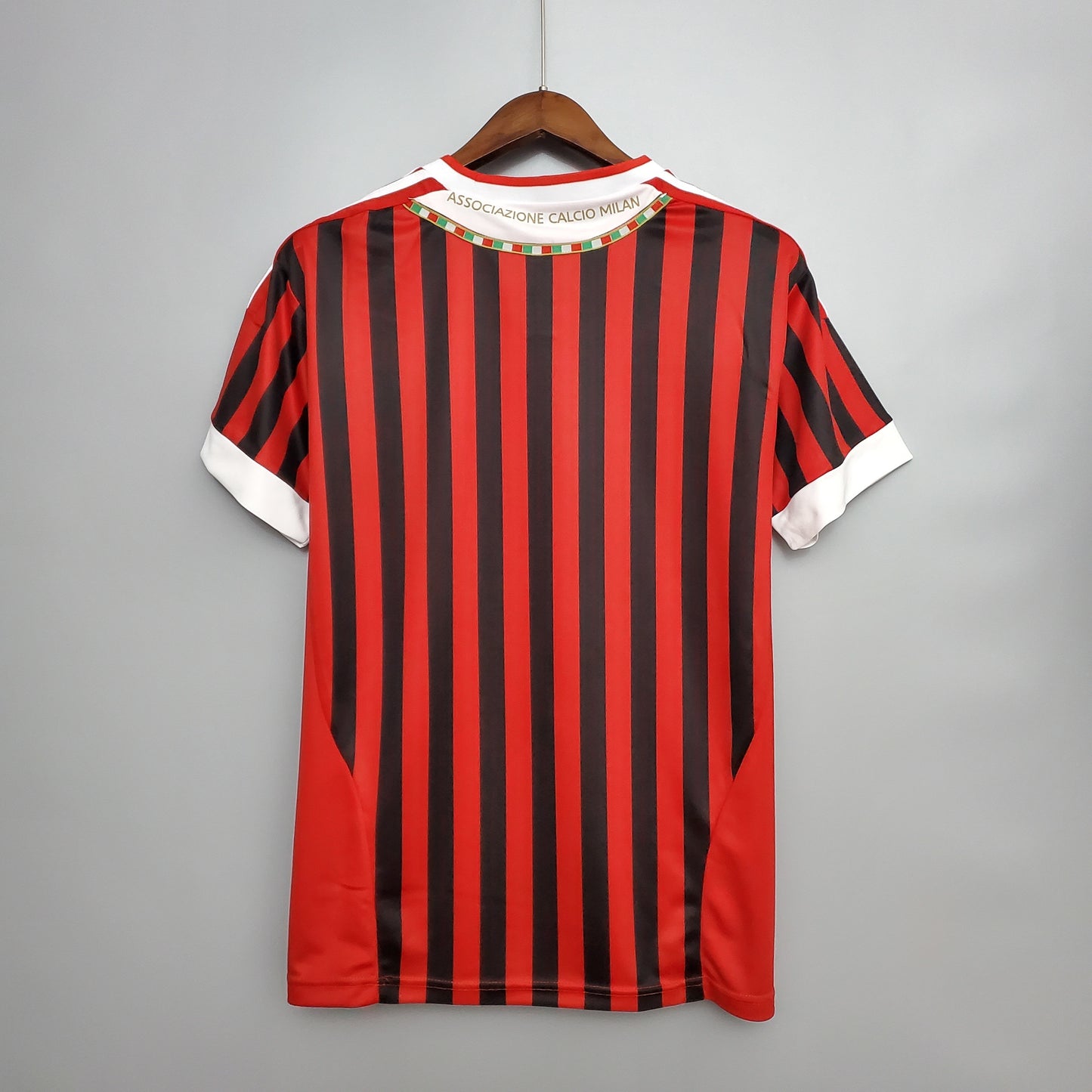 AC Milan “Fly Emirates” 2012–13 — Camiseta home Adidas rossonera (cuello blanco)