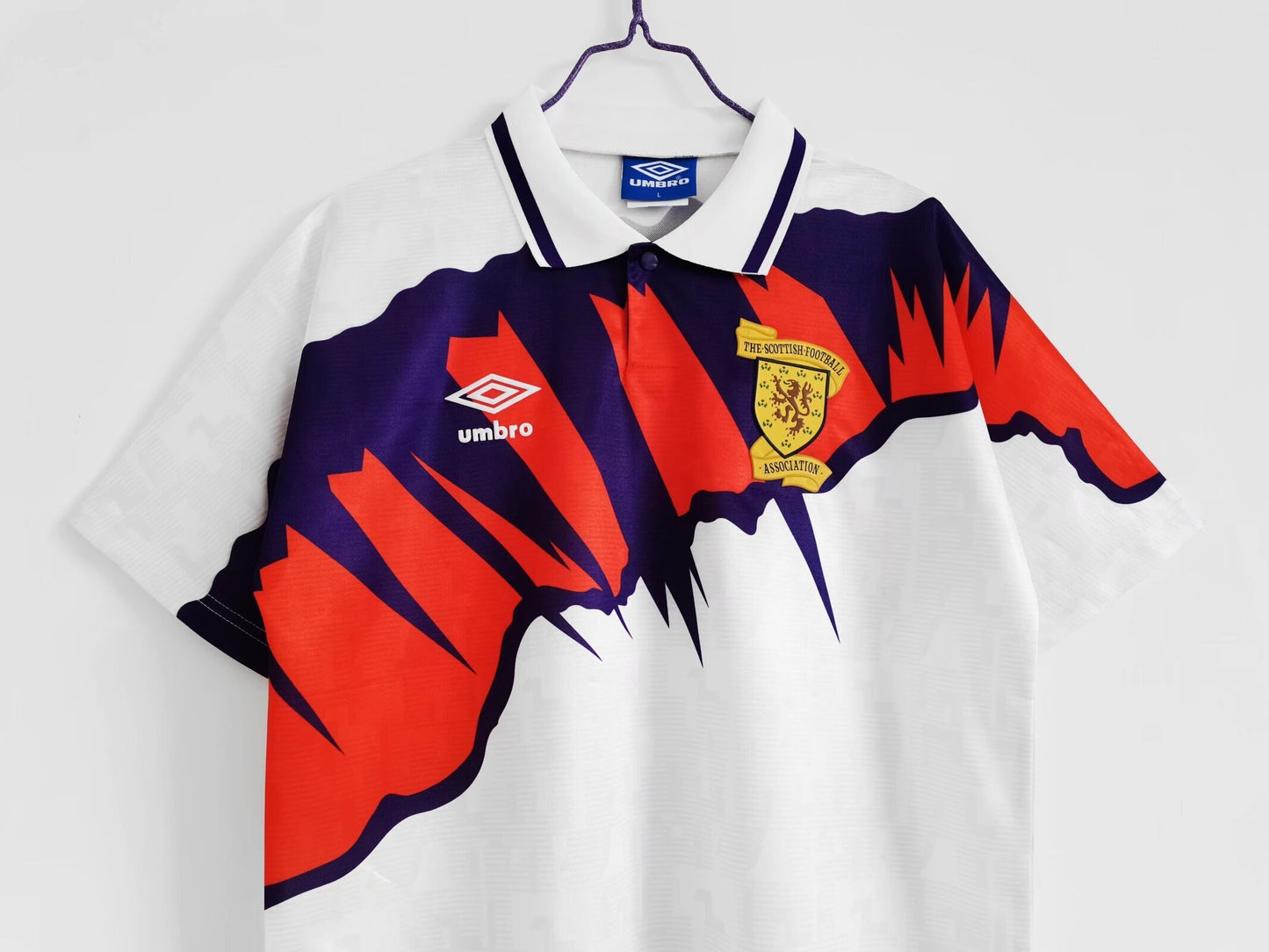 Camiseta Escocia Umbro Away 1991–1993 (Euro ’92 era) – Blanca con gráfico rojo/marino y cuello polo