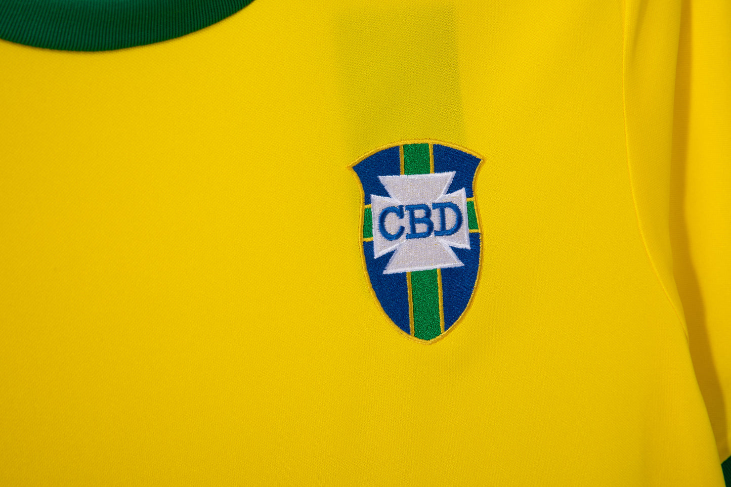 Camiseta Brasil Athleta Retro 1970 – CBD Amarilla/Verde (Cuello redondo)