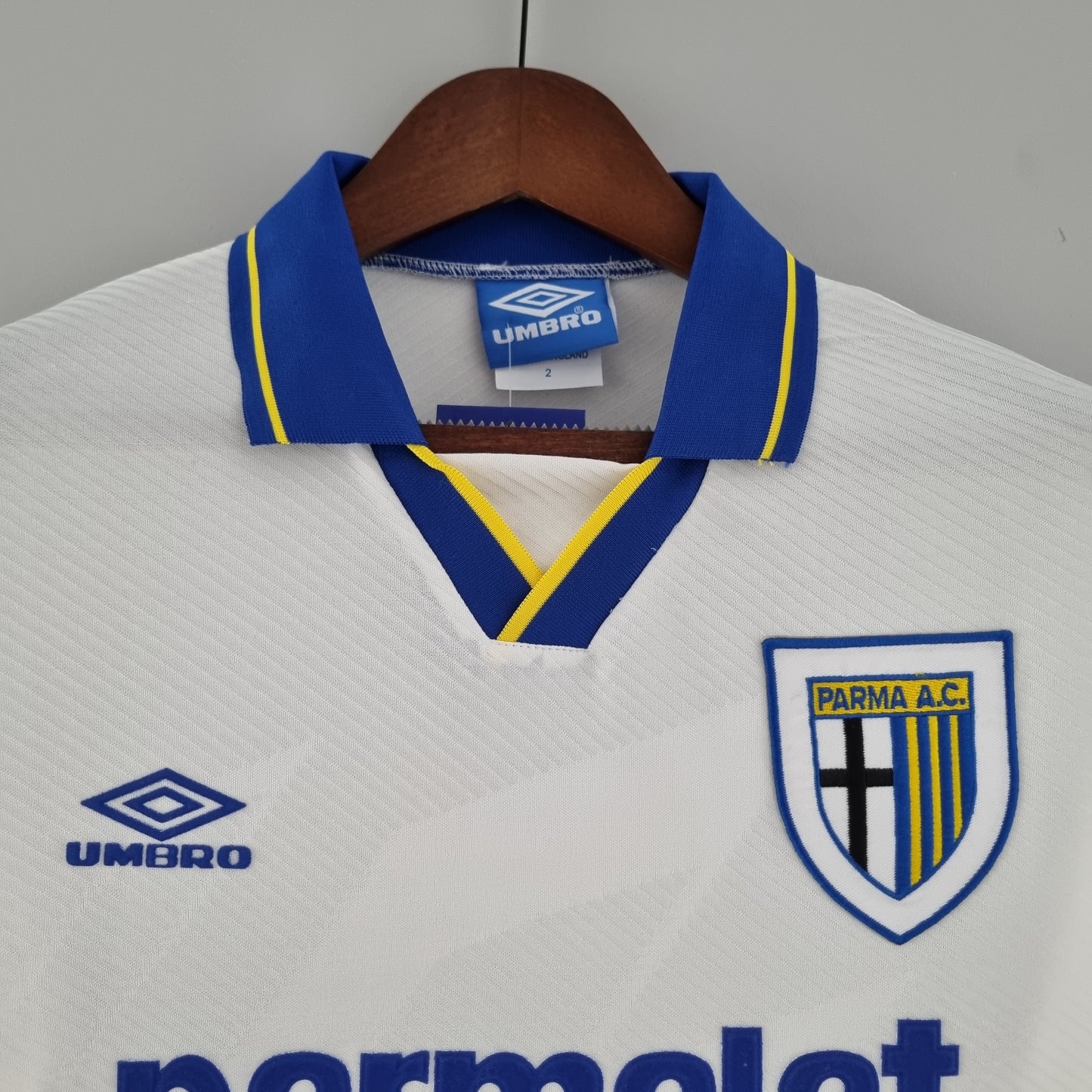 Parma A.C. “Parmalat” 1992–94 — Camiseta away Umbro blanca (cuello azul/amarillo)