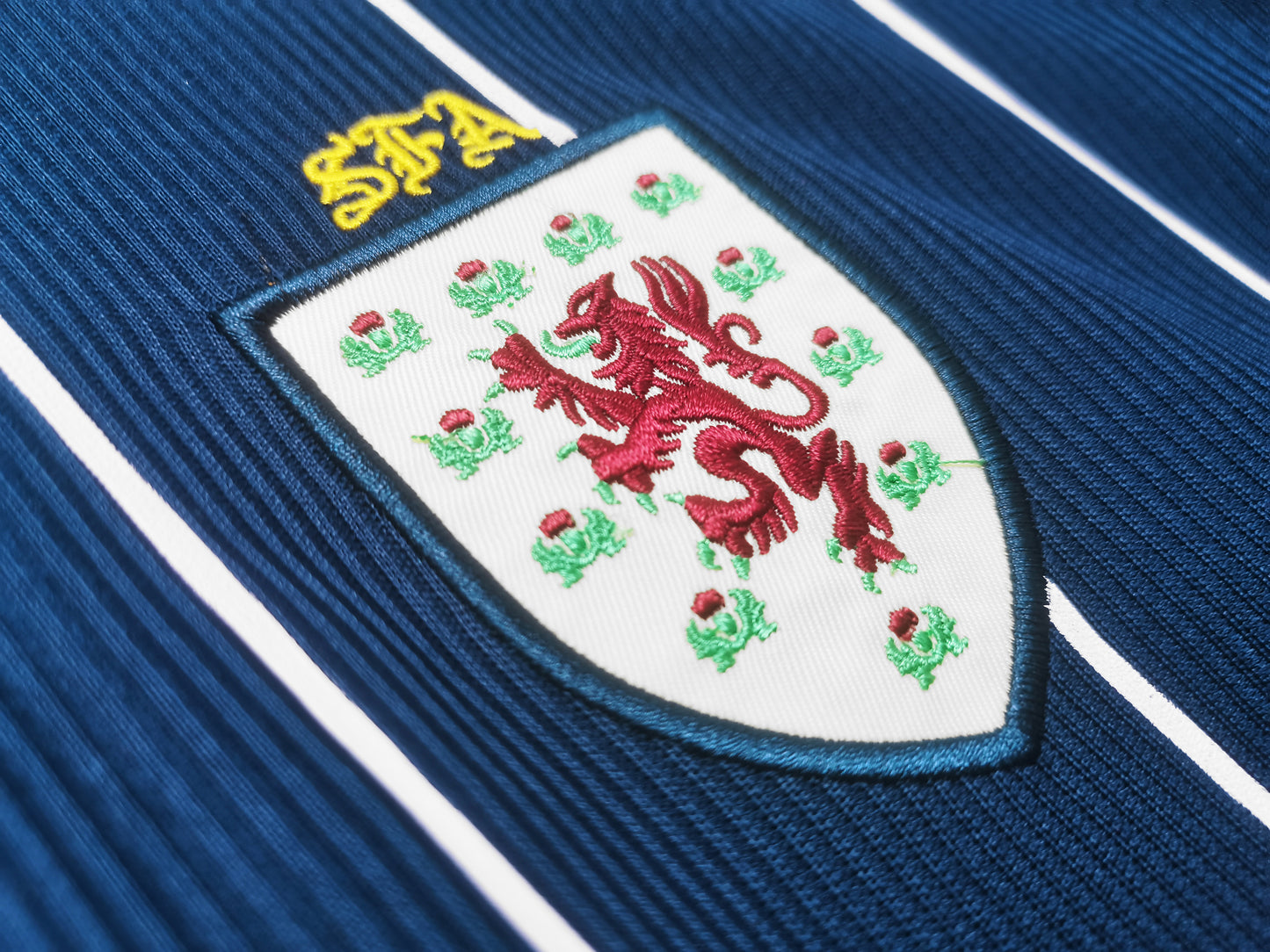 Escocia 2002–04 Fila — Home azul marino pinstripes | Clasificatorias Euro 2004, gol de McFadden a Países Bajos
