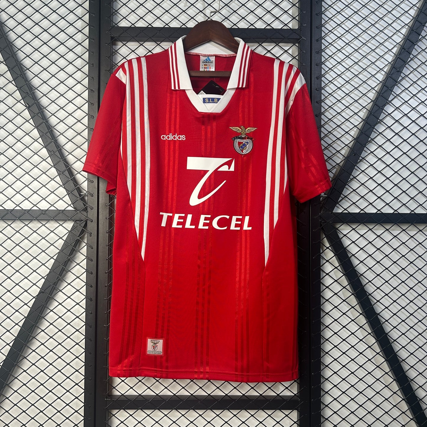 SL Benfica “Telecel” 1997–99 — Camiseta home Adidas roja (3 bandas frontales)