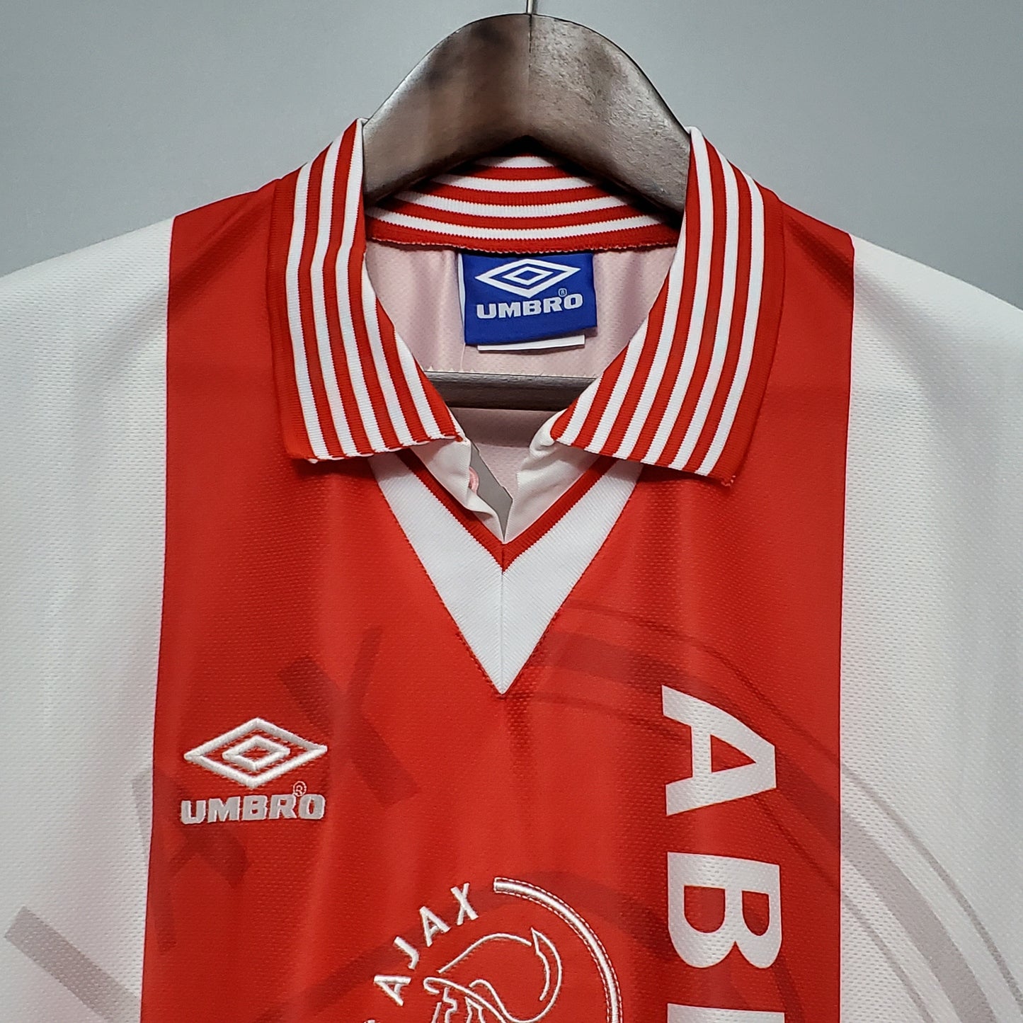 Ajax “ABN-AMRO” 1994–96 — Camiseta home Umbro blanca/roja (cuello polo rayado)
