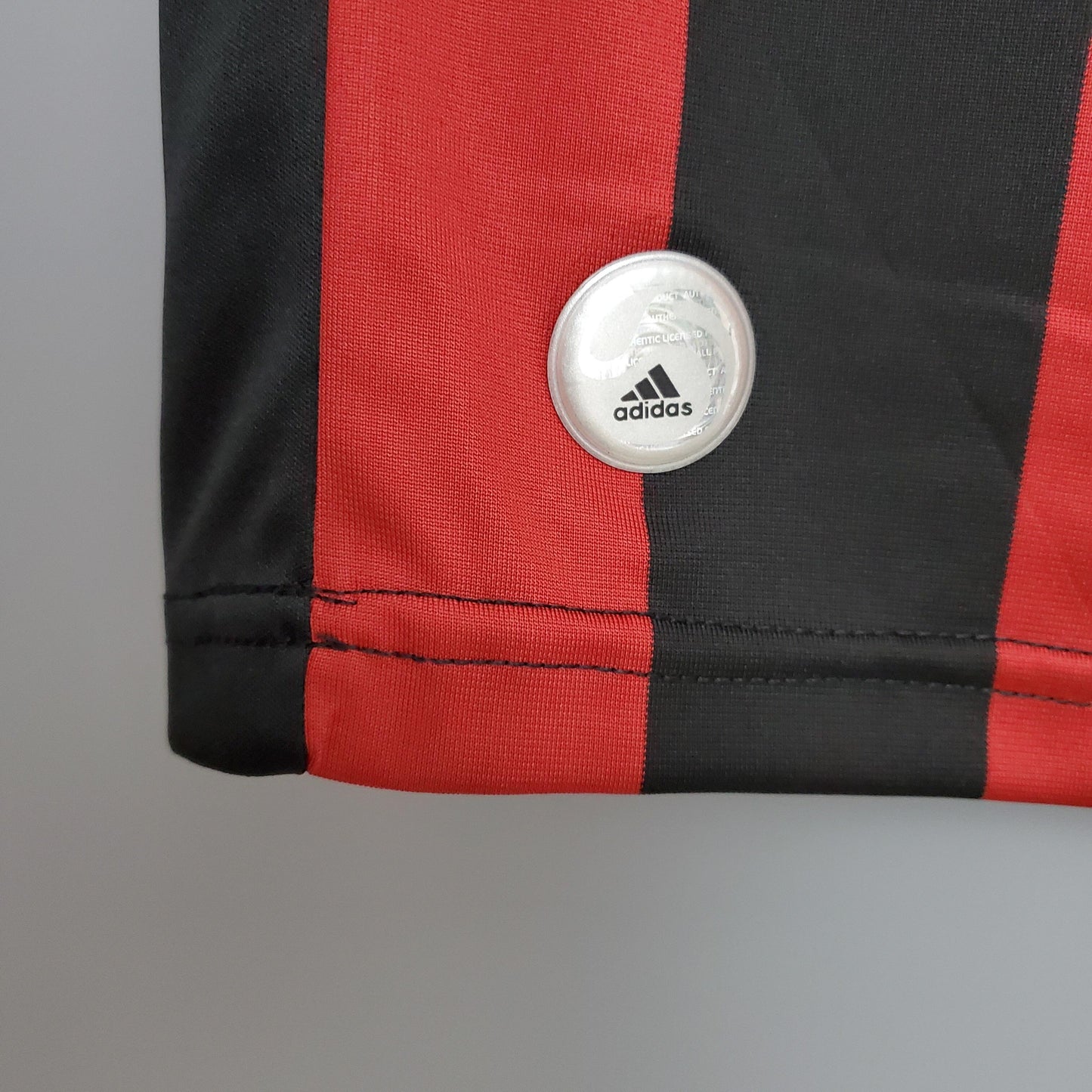 AC Milan “bwin” 2008–09 — Camiseta home Adidas rossonera (cuello blanco)