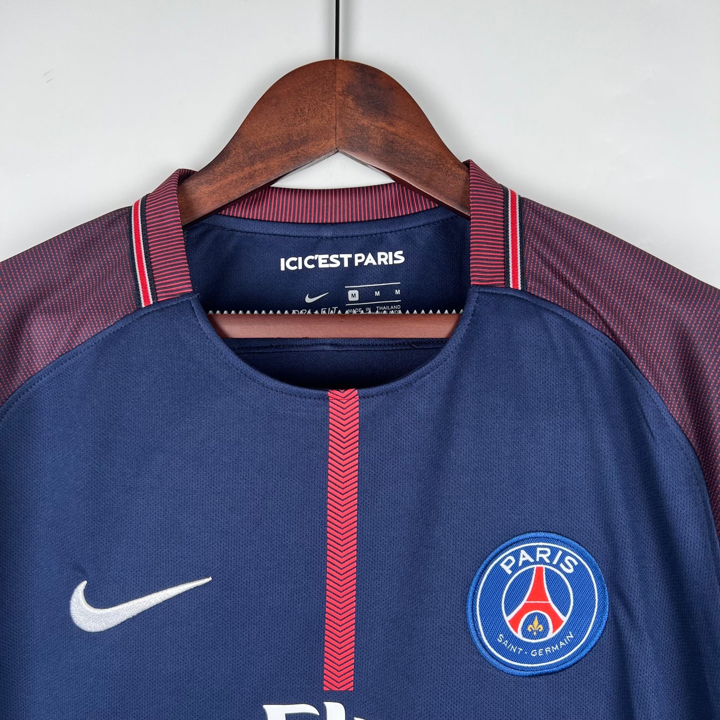 PSG “Fly Emirates” 2016–17 — Camiseta home Nike azul marino (mangas burdeos)